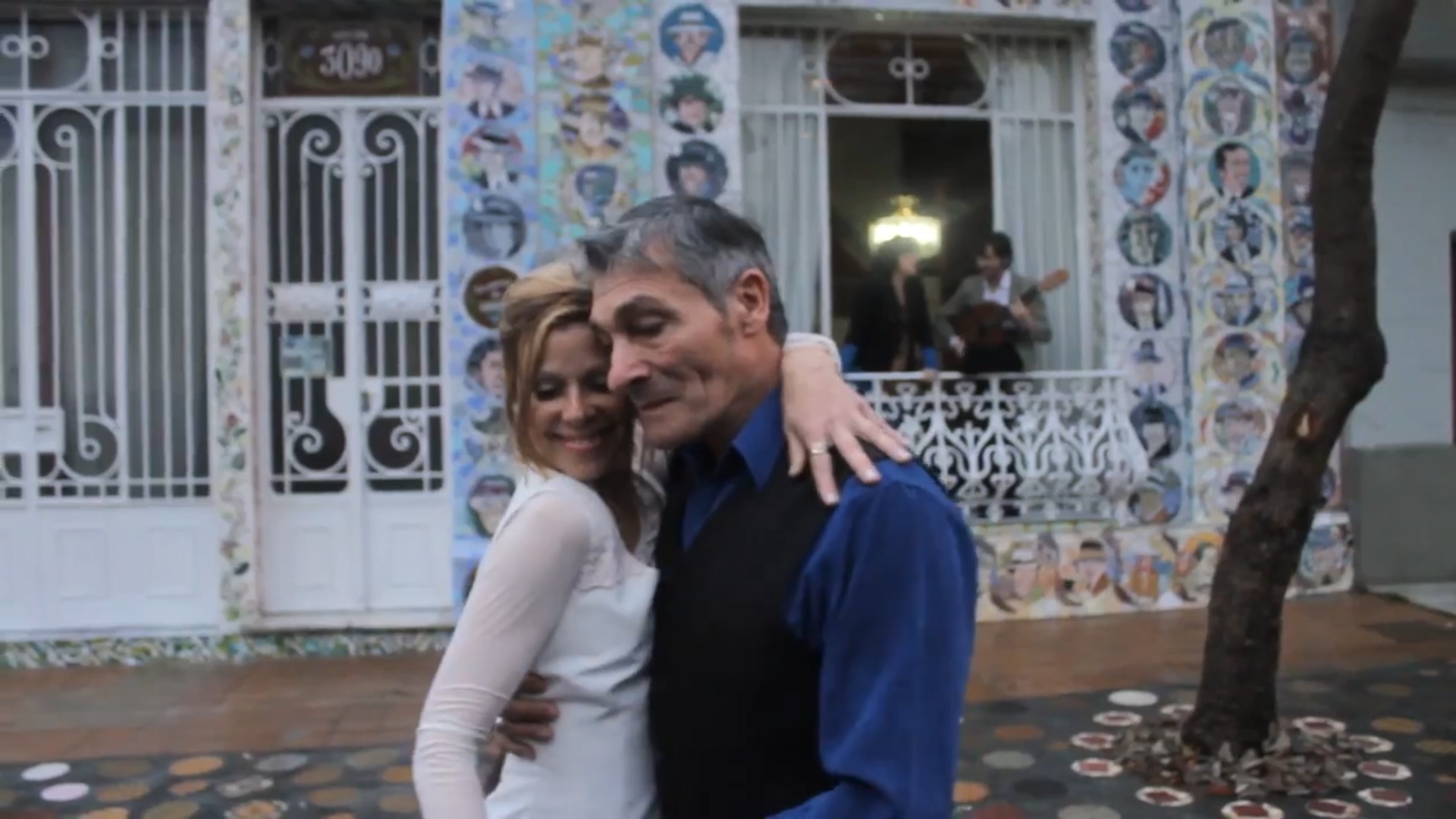 Regina Satz bailando frente a la fachada de la Escuela de Arte Inclán, en una de las escenas del film