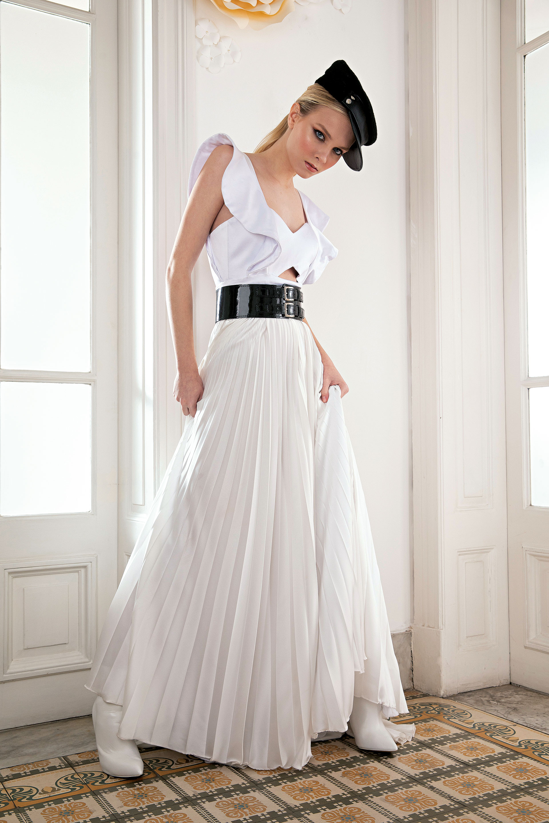 Vestido con doble volado y top armado, más falda de seda plisada y faja de charol (consultar precio, María Gorof), boina de paño ($ 800, Sombreros Eugene) y botas blancas ($ 2.799, Aldo para Falabella). (Foto: Christian Beliera/ Para Ti)