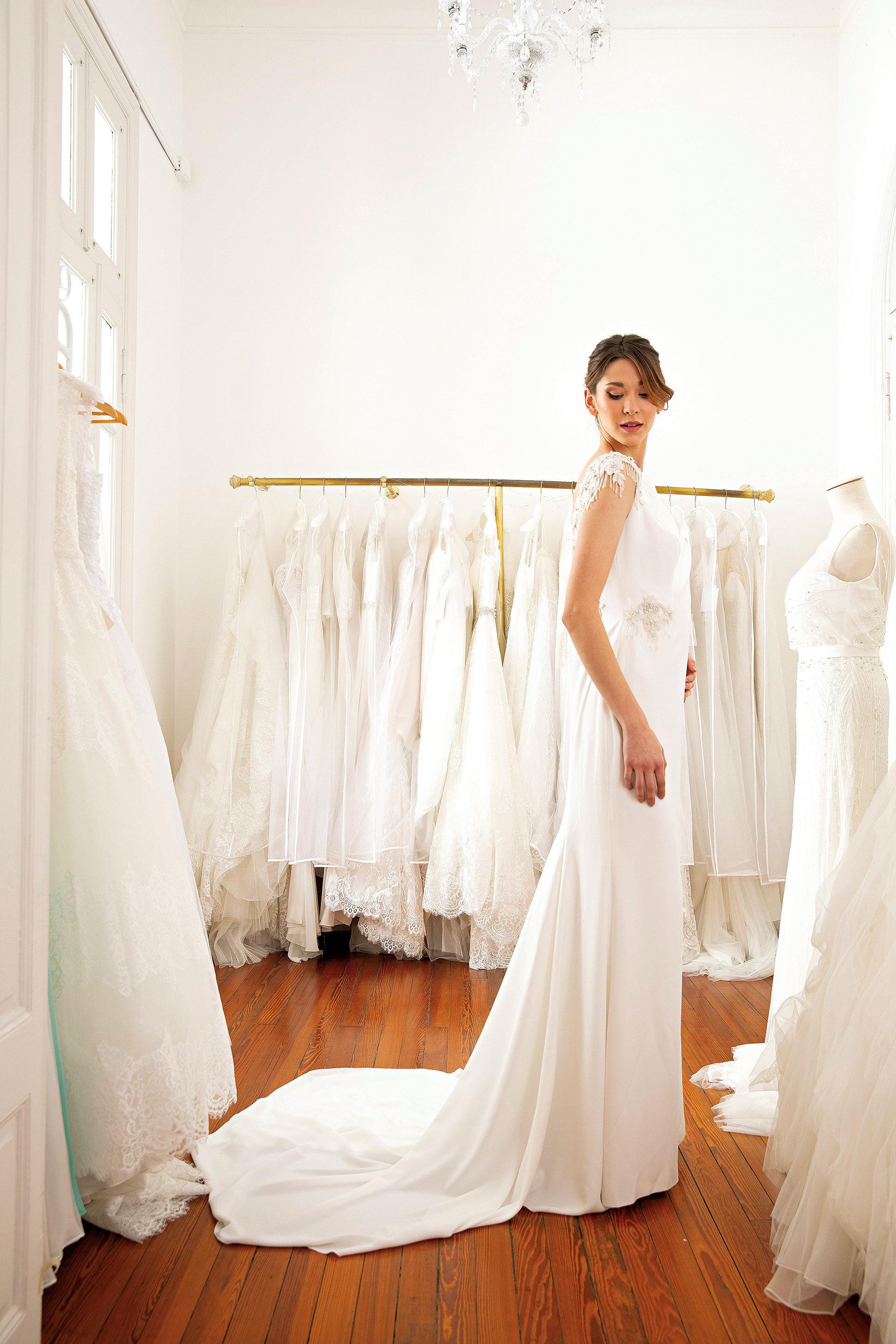 Clásico. Vestido de crepe con pedrería frost y flecos (consultar precio, Rosa Clará by Atelier Recoleta). (Foto: Christian Beliera/ Para Ti)