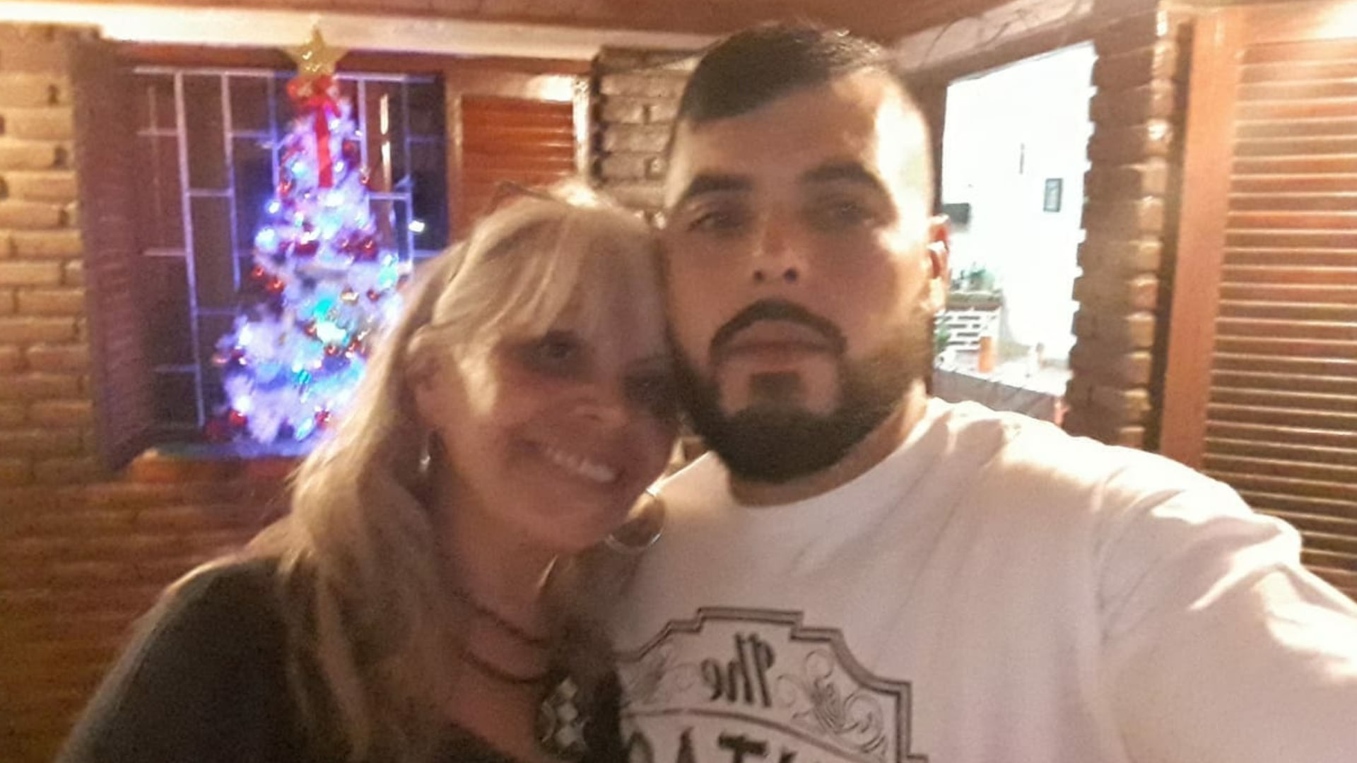 Graciela Godoy y su hijo Nahuel Navarrete, un marinero pescador tripulante del barco pesquero “Rigel”