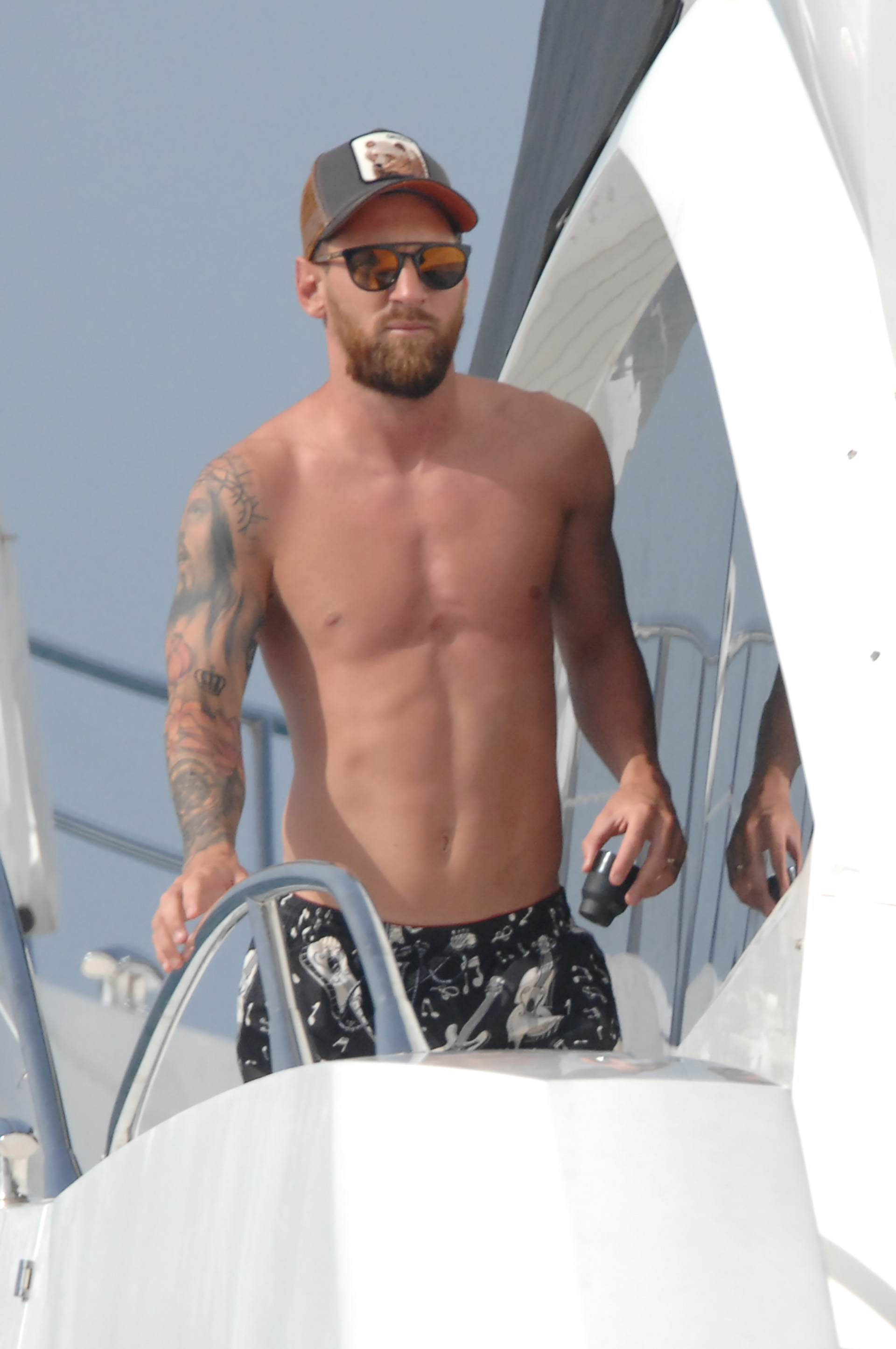 Lionel Messi y Antonela Roccuzzo disfrutan del sol en familia en un yate por Formentera (Grosby Group)