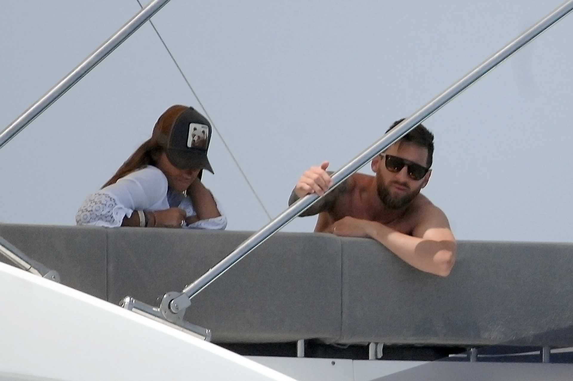 Lionel Messi y Antonela Roccuzzo disfrutan del sol en familia en un yate por Formentera (Grosby Group)