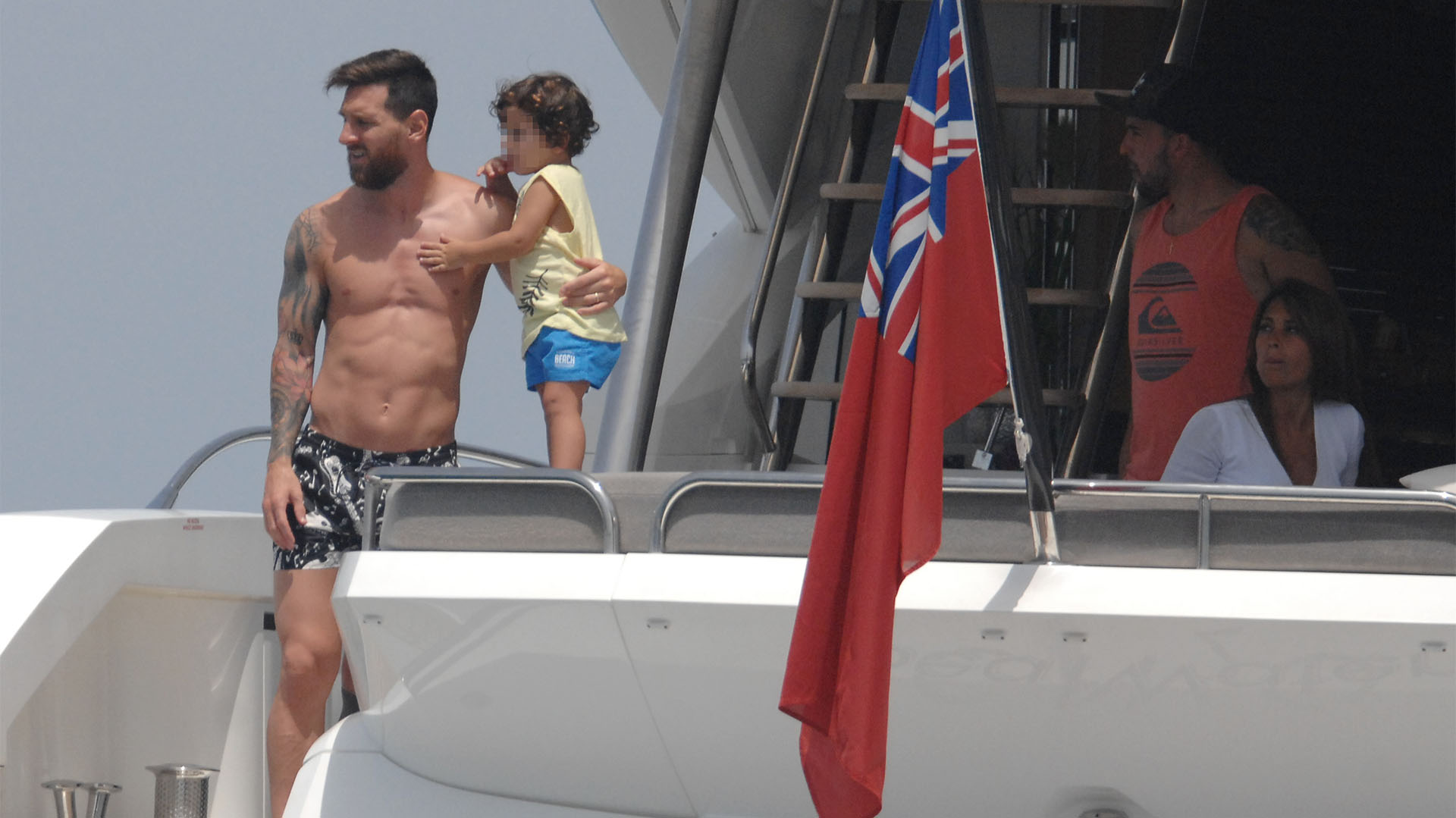 Lionel Messi y Antonela Roccuzzo disfrutan del sol en familia en un yate por Formentera (Grosby Group)