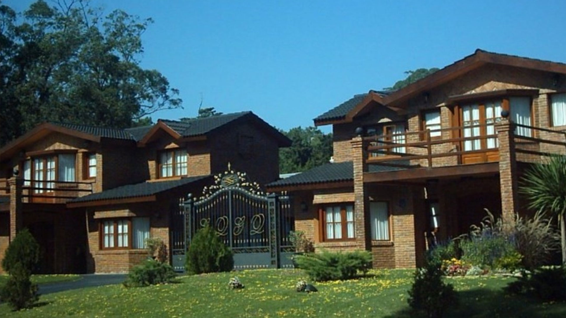 La mansión tiene dos casas