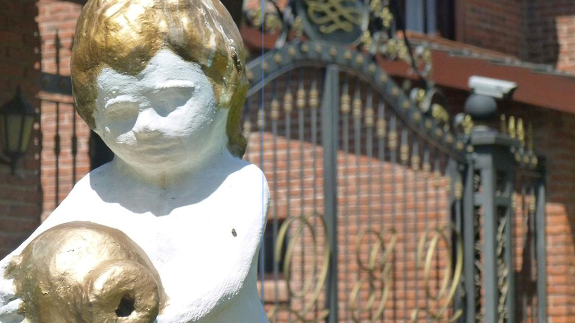 La estatua de un niño, en la entrada