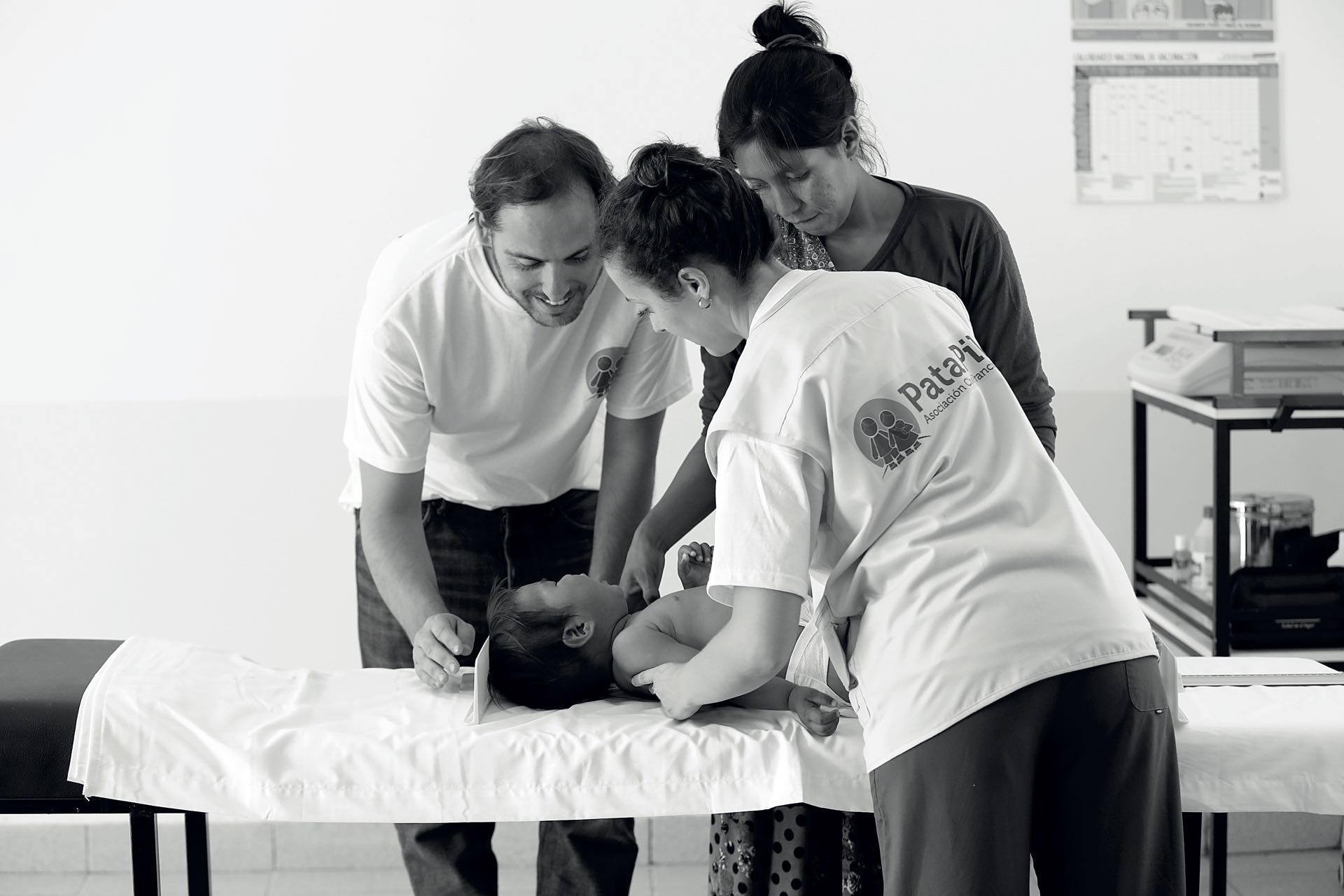 La nutricionista de Pata Pila, Milagros Briones, practica el control médico a un niño en Dragones.