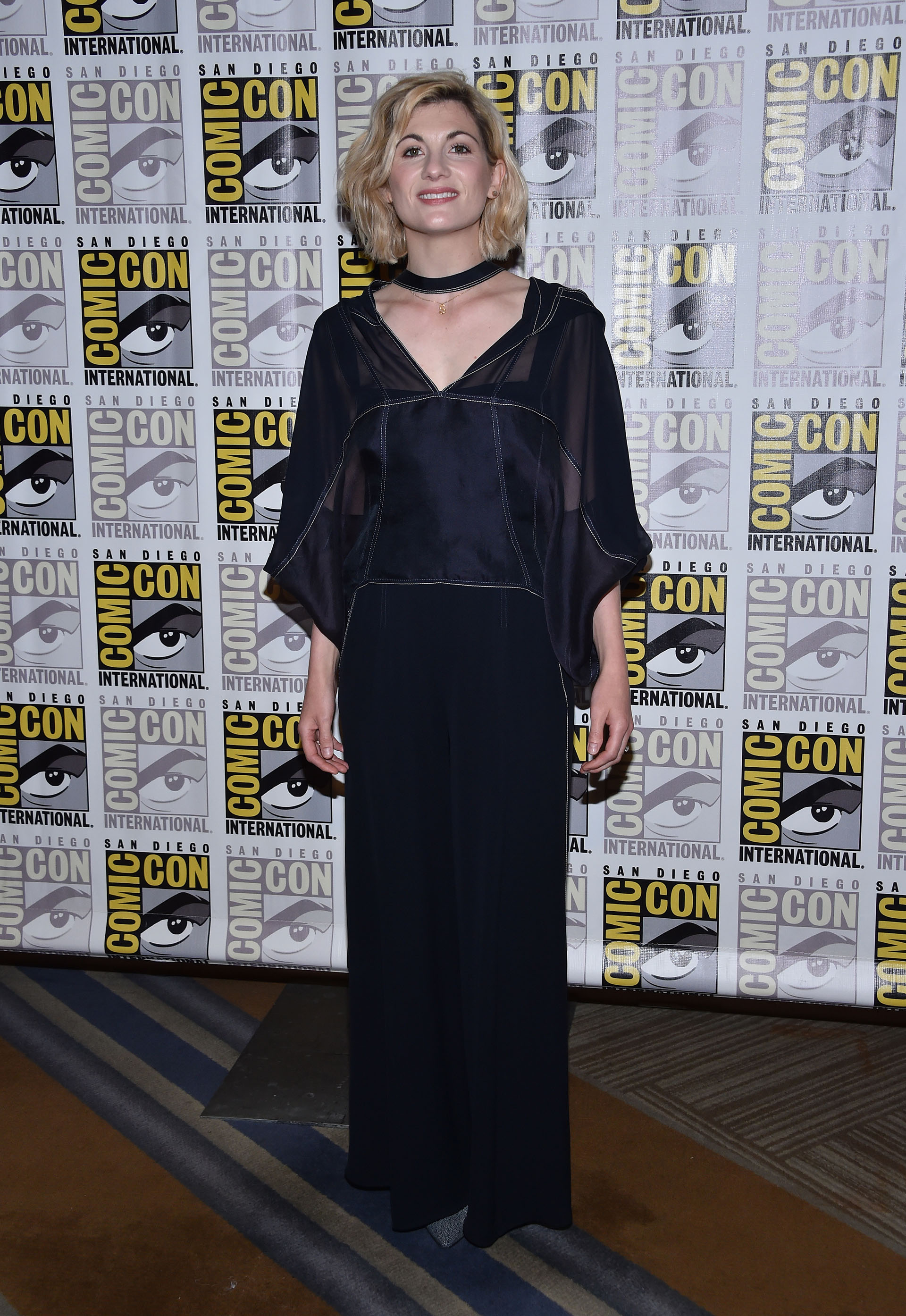 Jodie Whittaker eligió un vestido largo pero de estilo informal