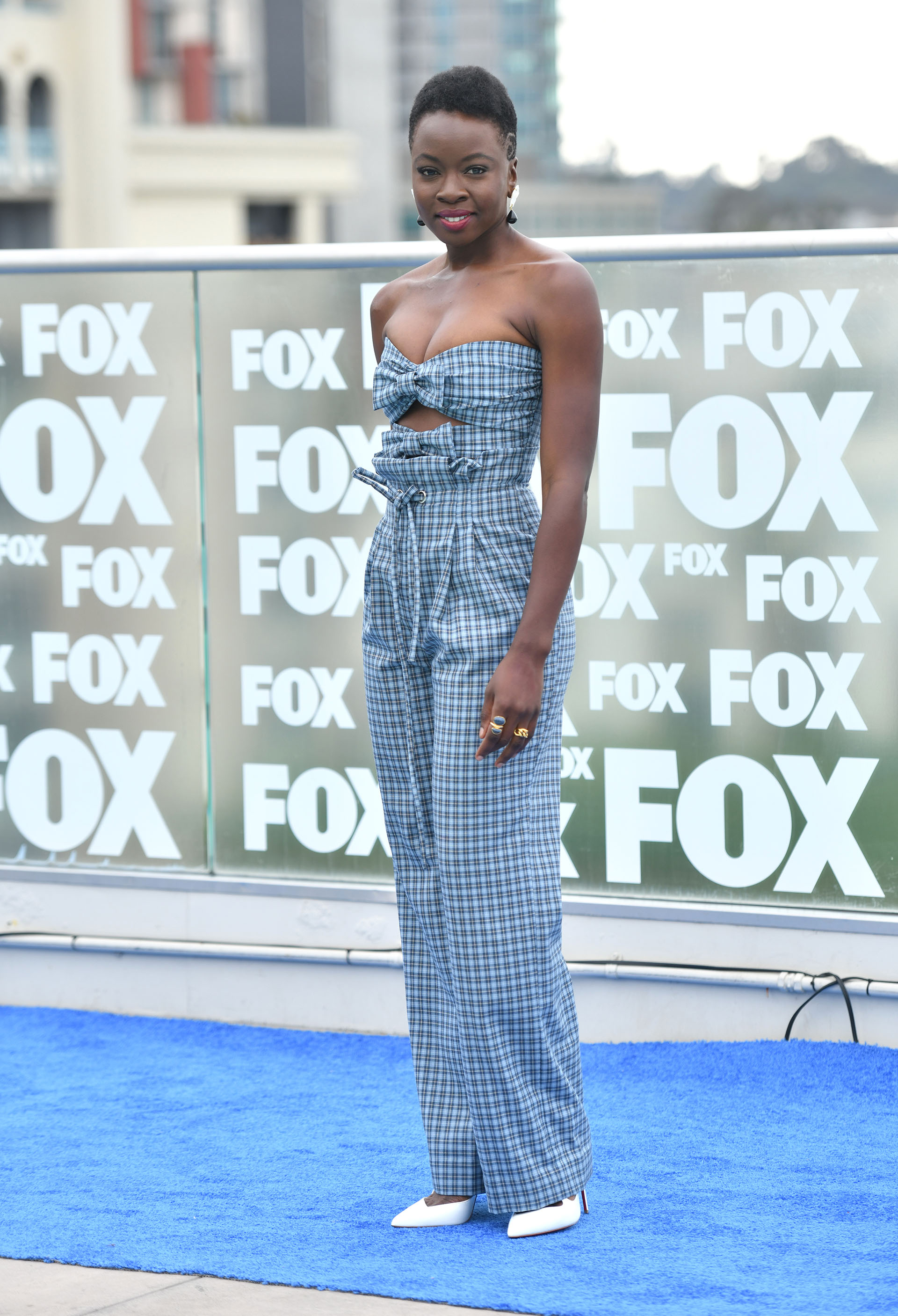 Danai Gurira con un entero strapless a cuadros