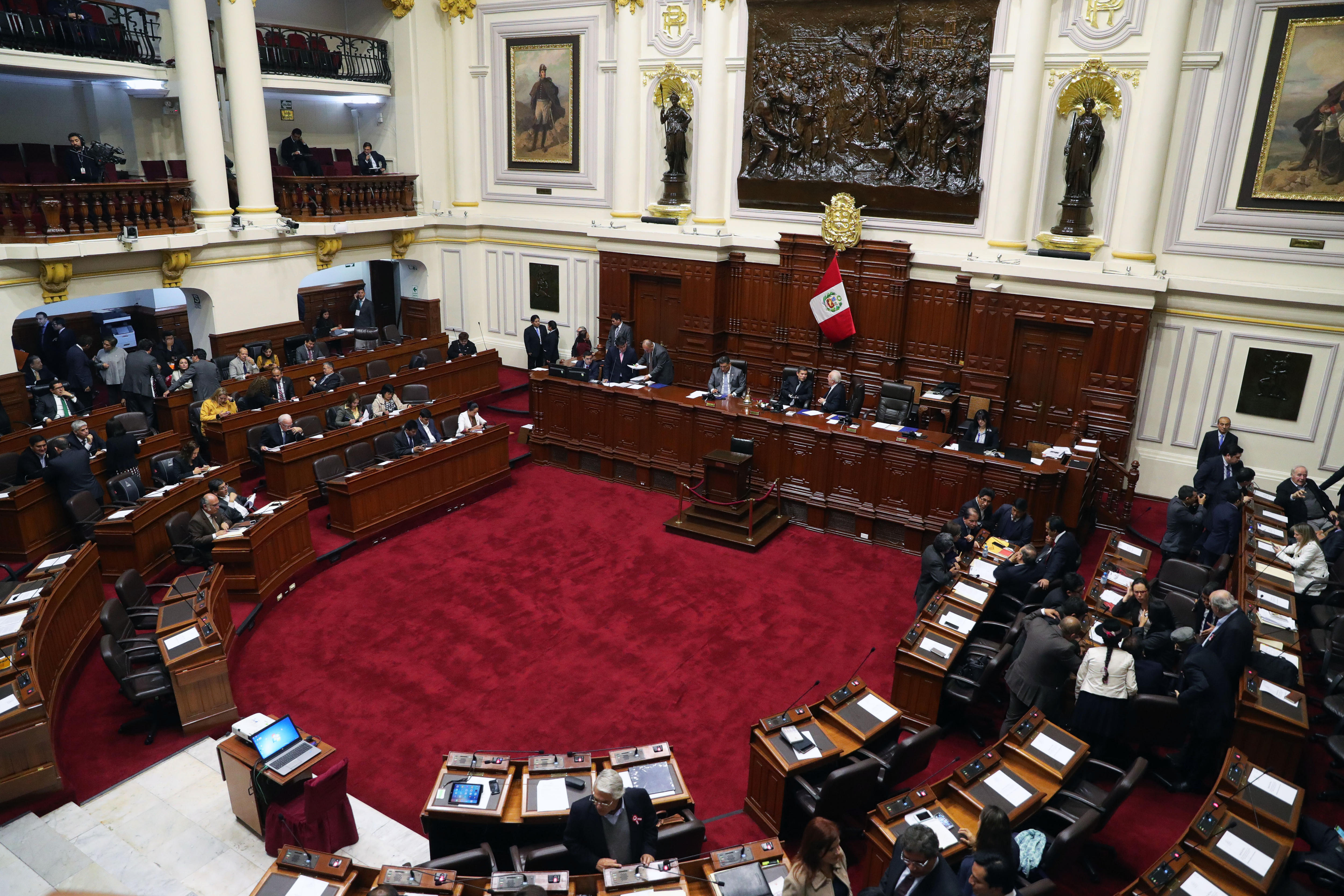 El Congreso de Perú debate la destitución del Consejo Nacional de la Magistratura en un pleno extraordinario que intenta dar respuesta al escándalo de corrupción judicial. (EFE/Ernesto Arias)