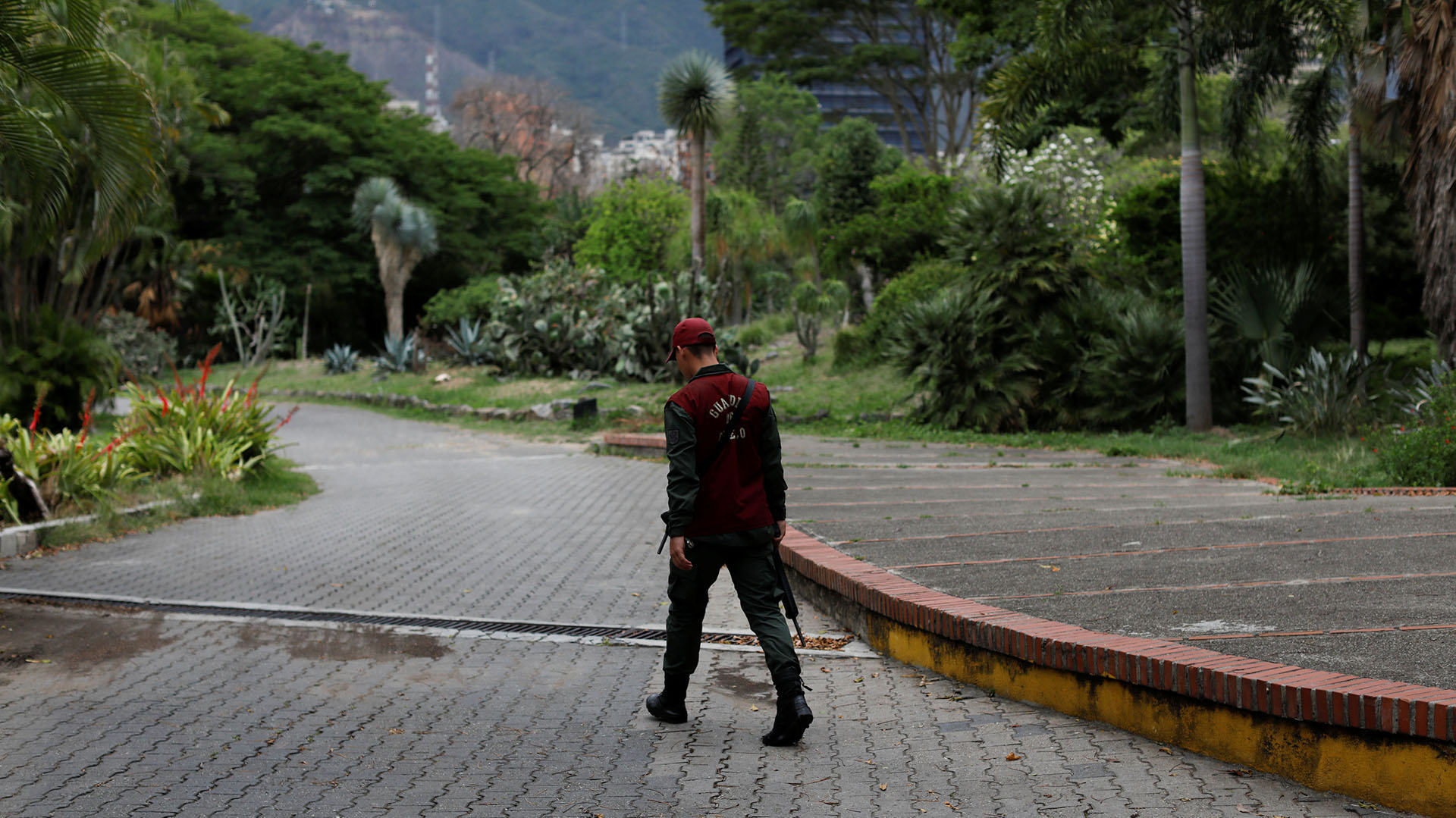 Un miembro de la Guardia Nacional camina por la entrada al recinto