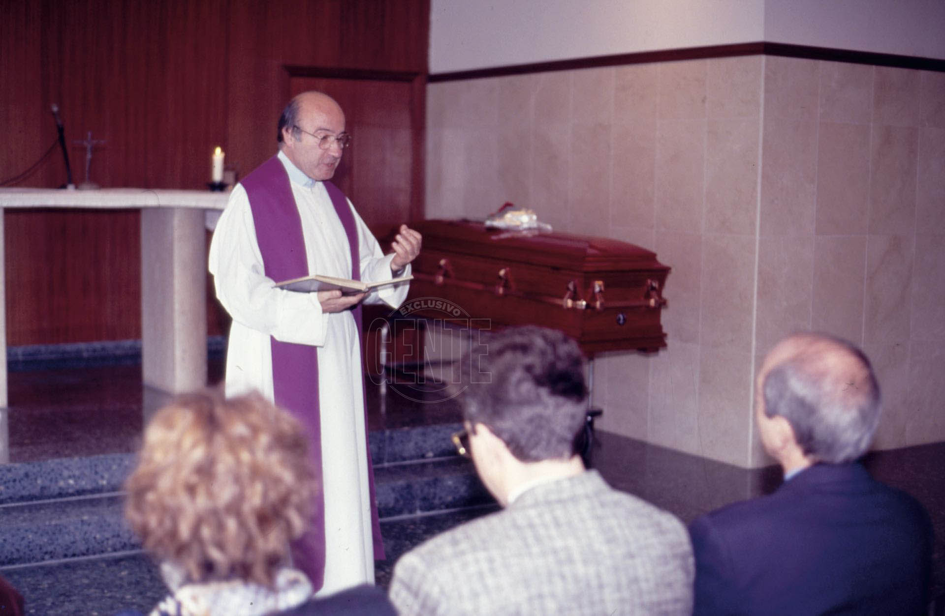 Miércoles 9 de diciembre de 1992, el último adiós a Luis Rey, padre de Luis Miguel. “Casi muere el mismo día en que la desaparecida Marcela Basteri –madre de Luis Miguel– hubiese cumplido 46 años. No lo hizo por apenas una hora, ya que falleció alrededor de las 23.”, asegura el periodista español Javier León Herrera, autor del libro Luis Miguel, la historia (Aguilar, 2018),inspirador de la exitosa serie de Netflix. (Foto Archivo GENTE)