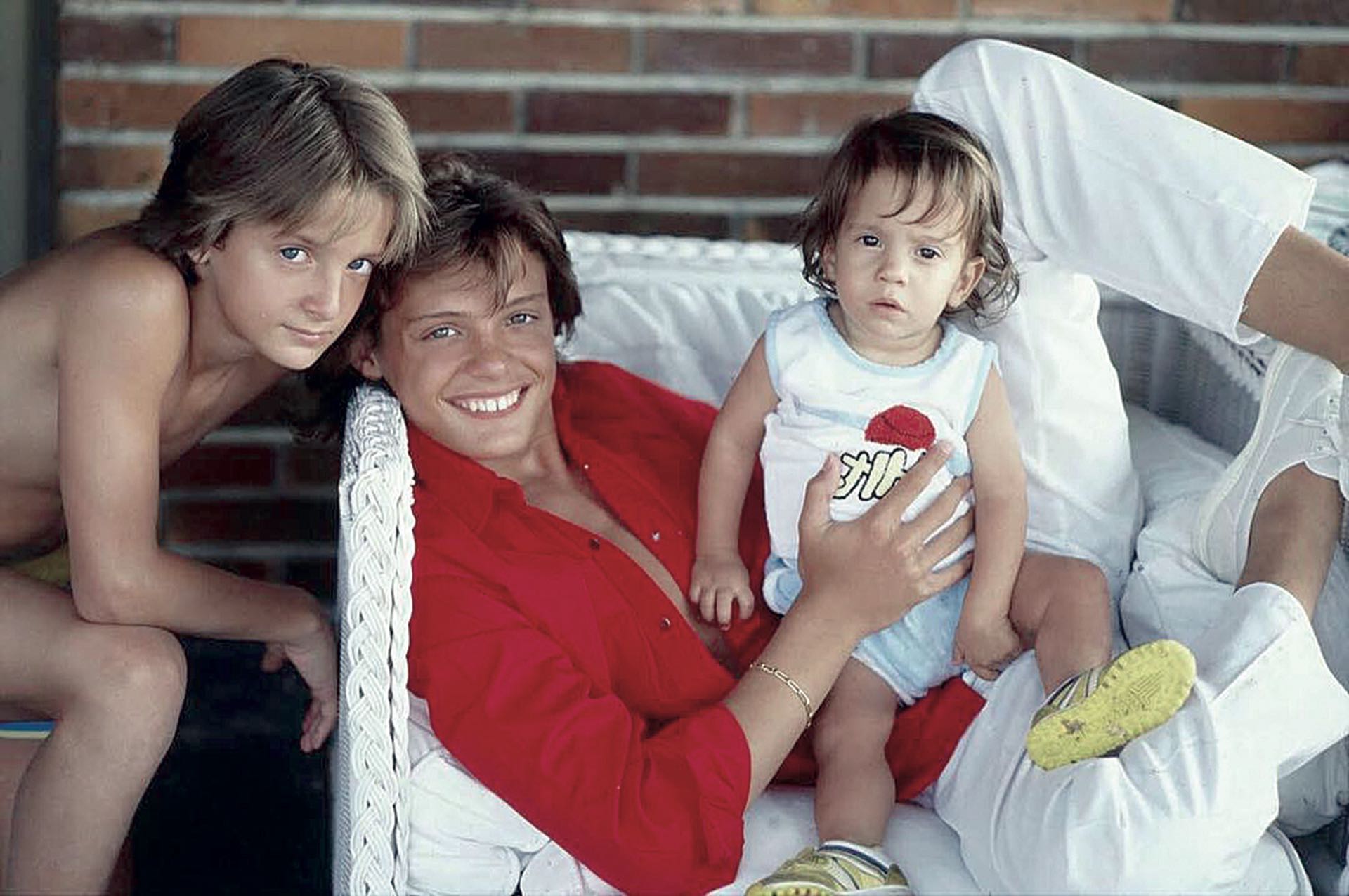 Luis Miguel con sus hermanos, Alex y Segio. (Foto Archivo GENTE)
