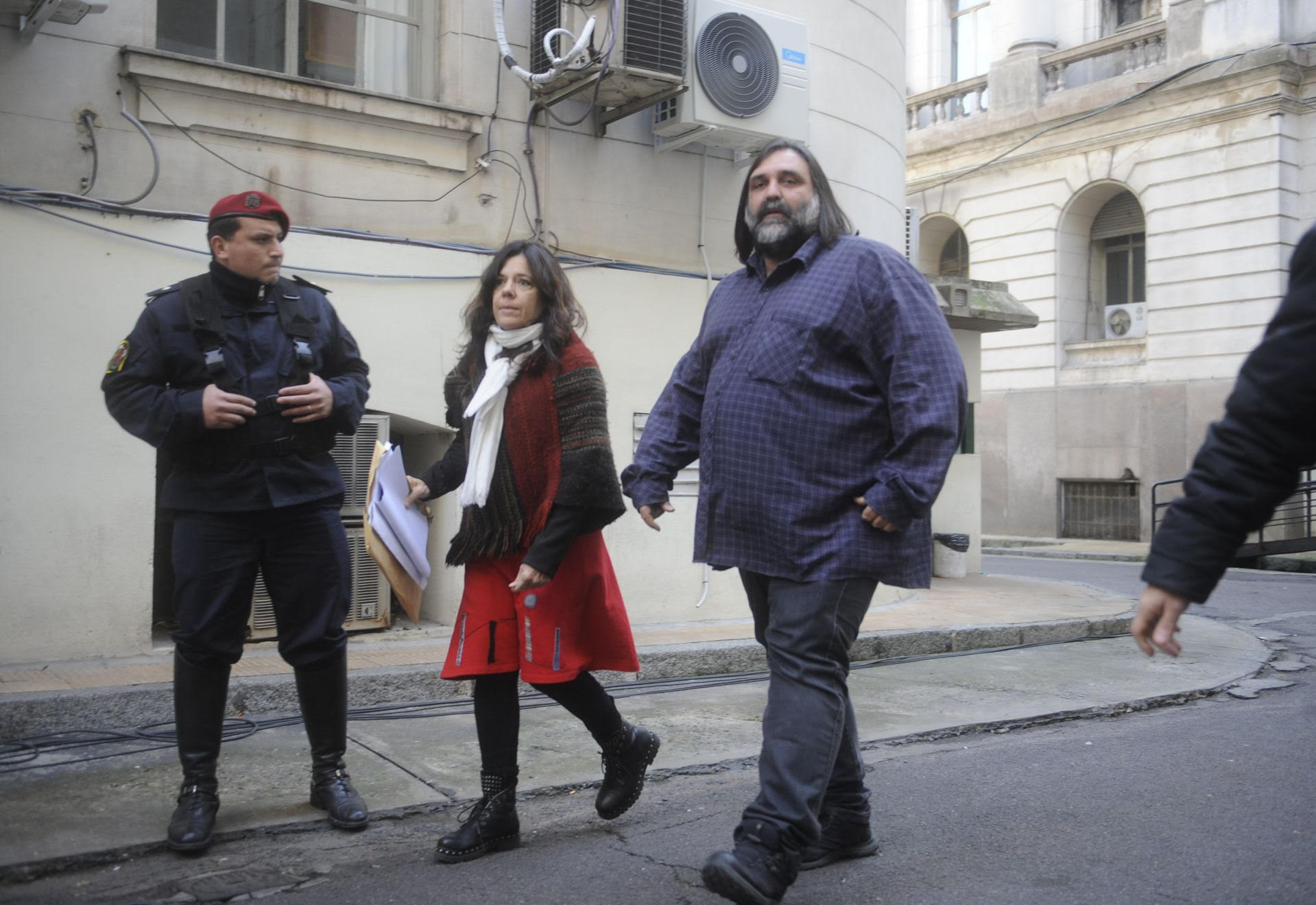 Roberto Baradel, secretario general de SUTEBA, llegando a una reunión (Dino Calvo)