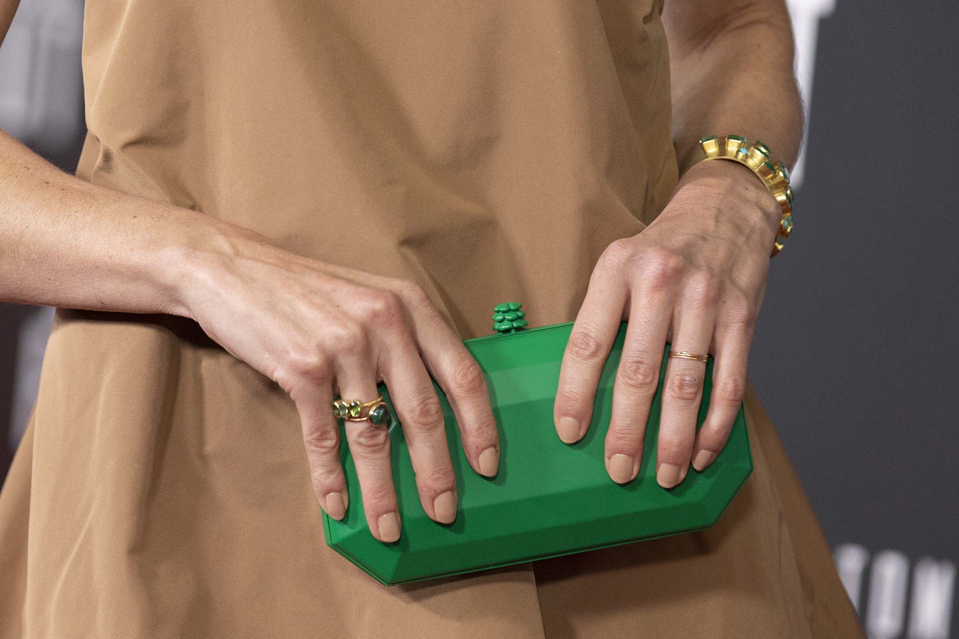 El detalle de su clutch que combinaba con las piedras de su anillo y pulsera