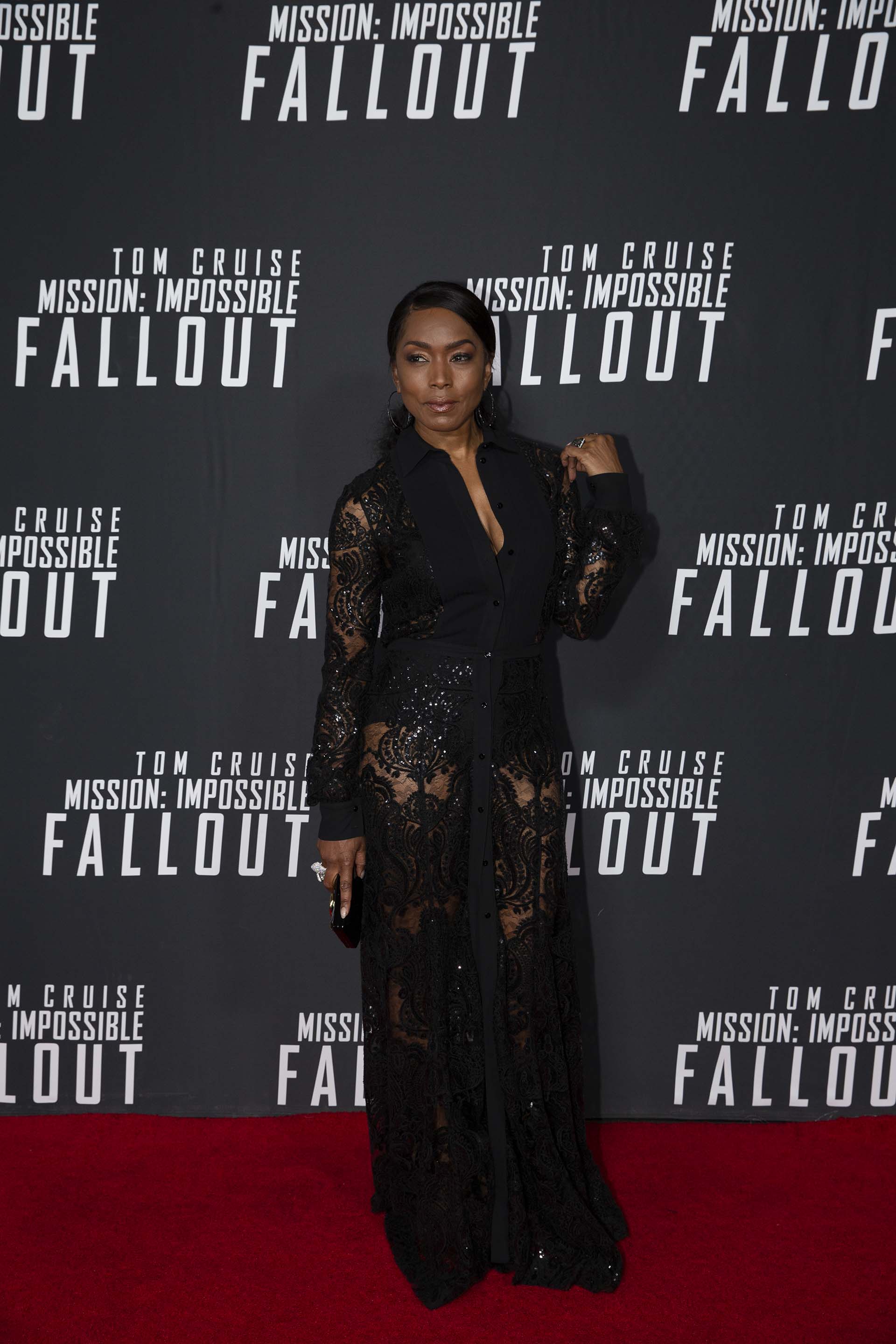 Angela Bassett y un seductor diseño con transparencias y encaje