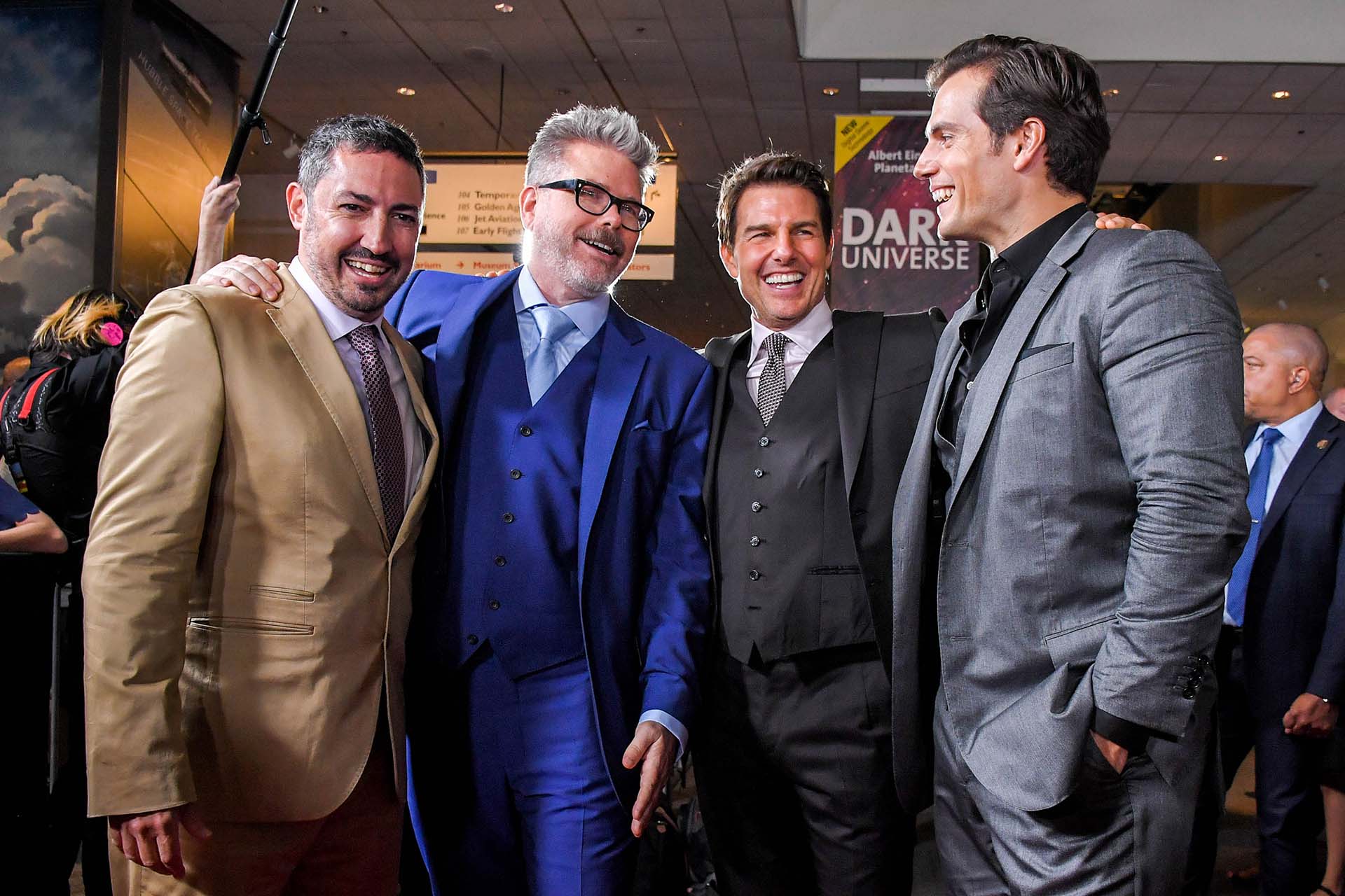 Jake Myers, Christopher McQuarrie, Tom Cruise y Henry Cavill /// Fotos: AFP – Reuters