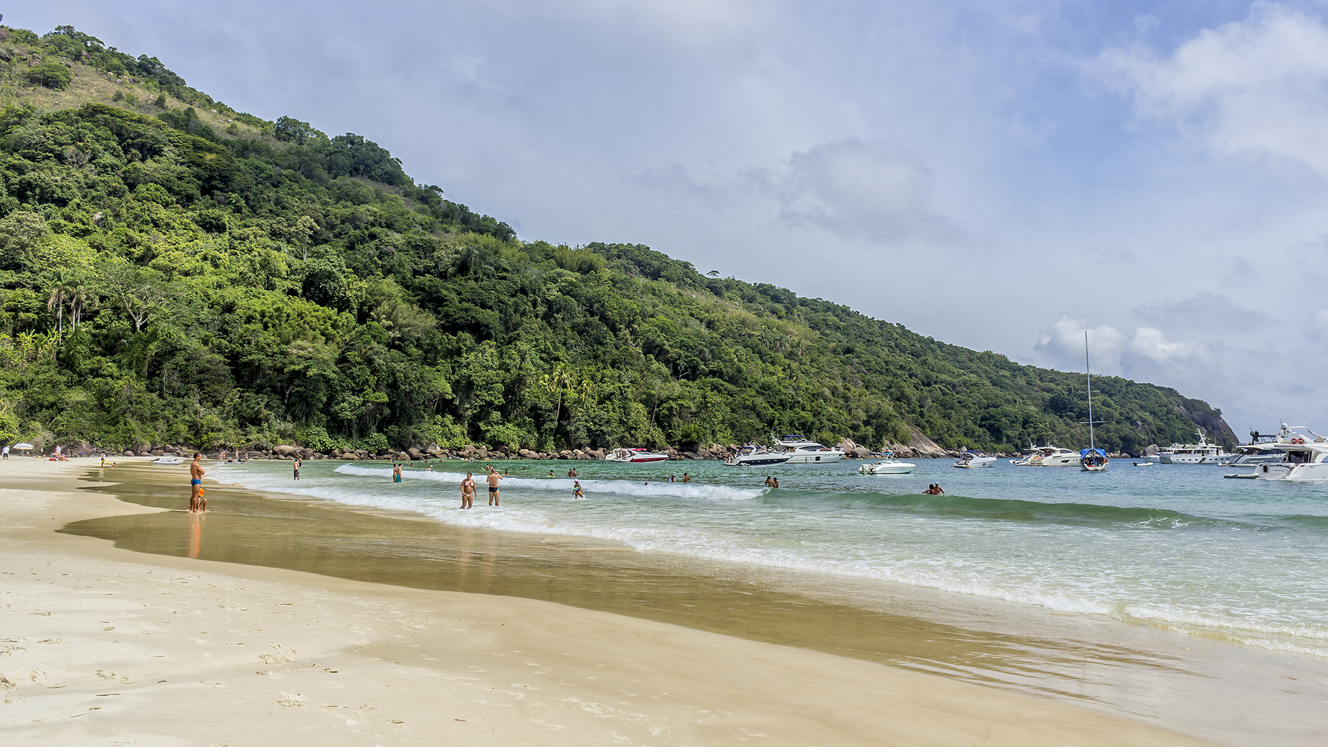Las playas de Camiranga, de Fora, y el Río Pereque, completan la orilla hasta la entrada de la bahía (Getty Images)