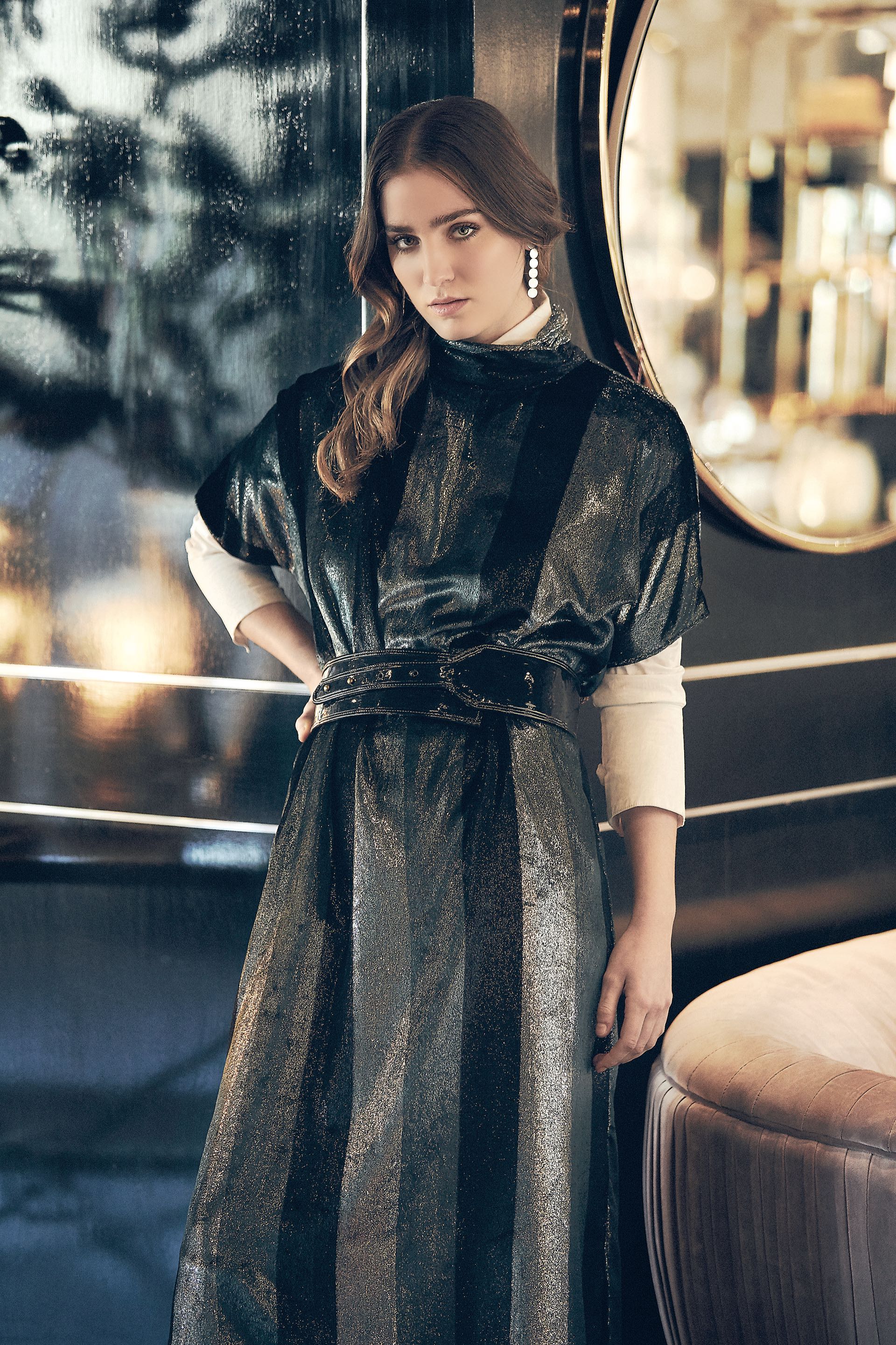 Vestido metalizado con cinto (Adrián Brown), camisa de gasa ($ 2.750, Naíma) y aros plateados ($ 1.200, Luna Garzón). (Foto: Chino Toccalino/ Para Ti)