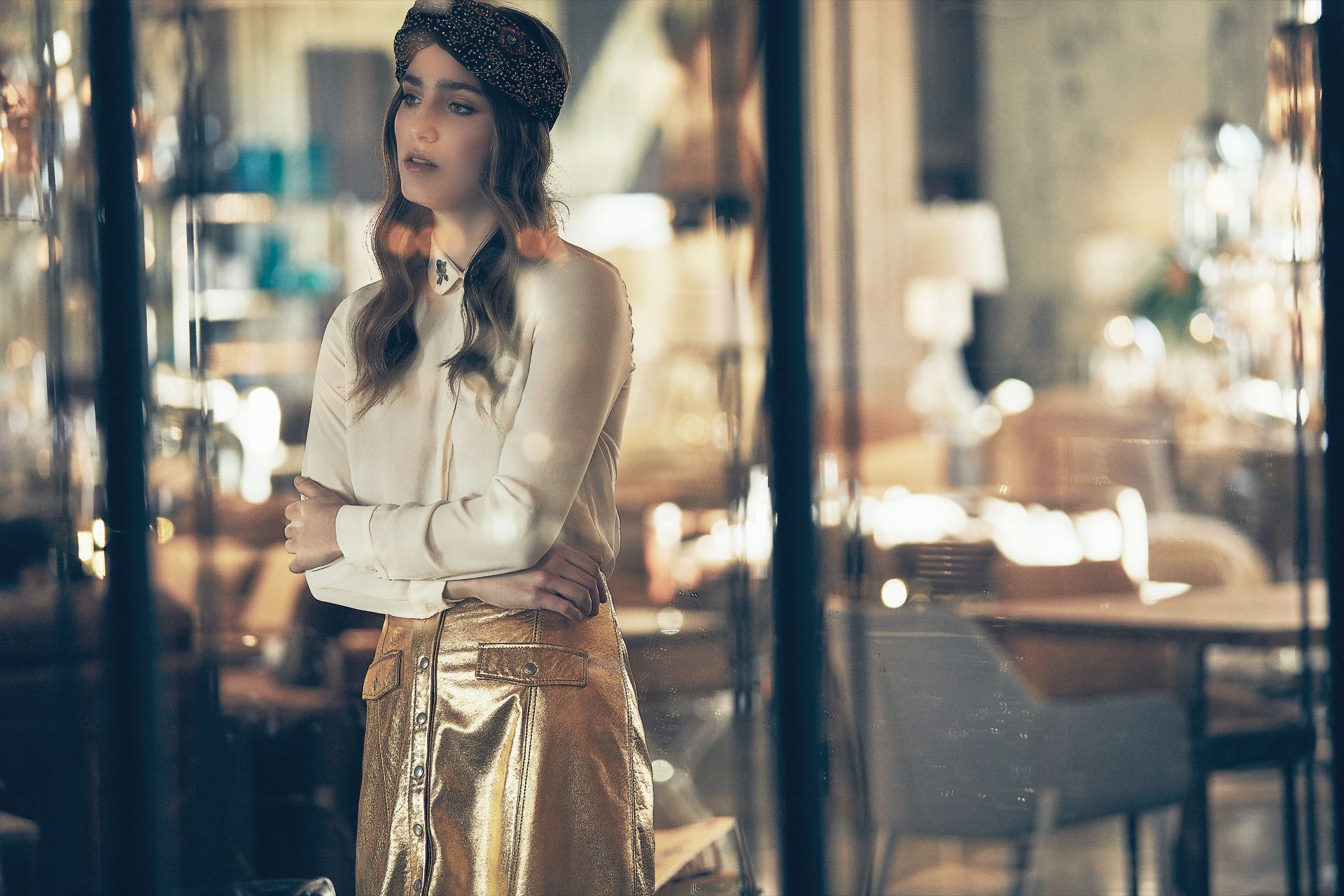 Camisa con apliques ($ 1.640, Zhoue), mini con botones al frente ($ 4.990, Las Pepas) y turbante bordado ($ 690, India Style). (Foto: Chino Toccalino/ Para Ti)
