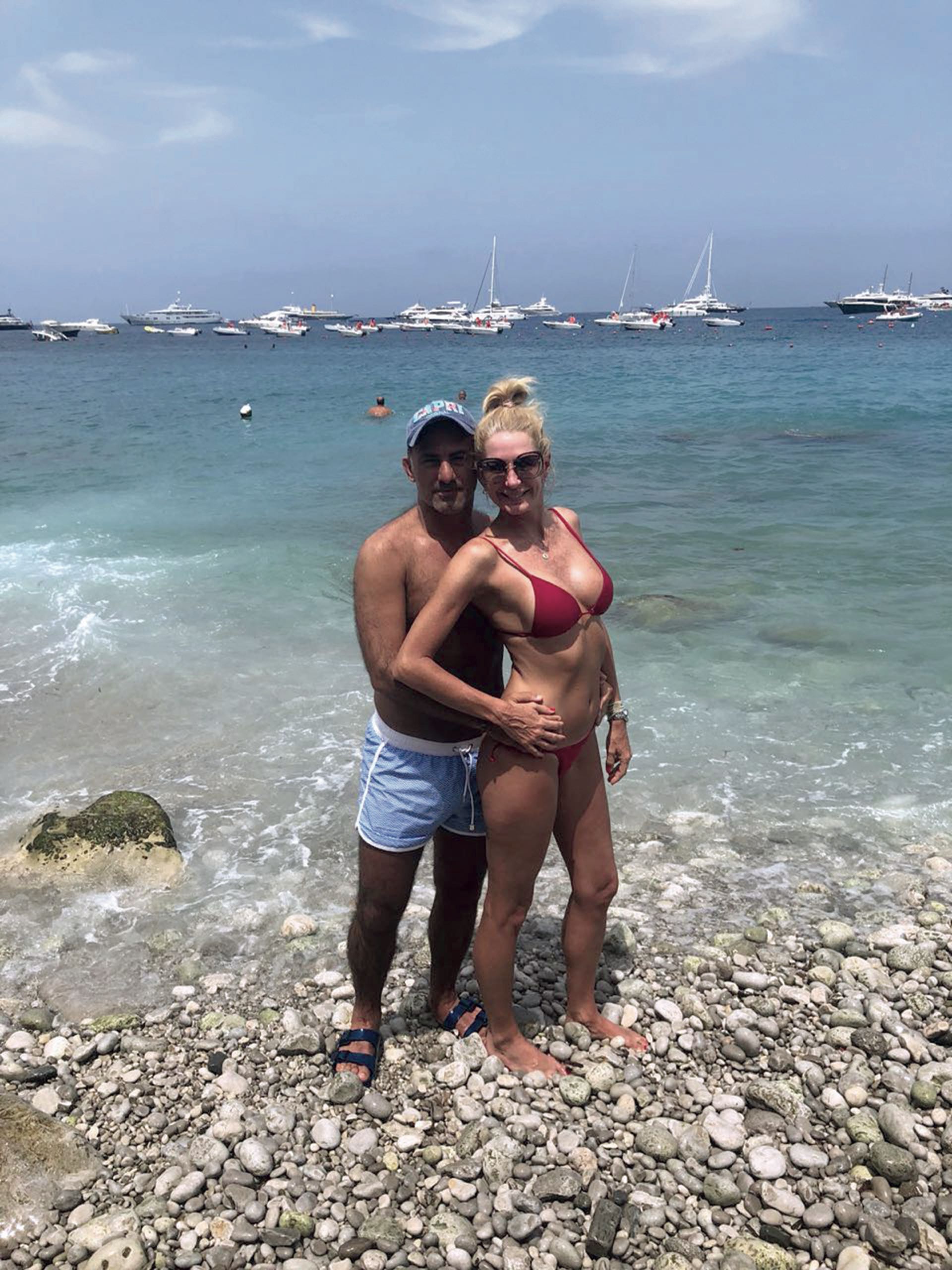 Yanina y Diego Latorre a orillas de Marina Grande en Italia.