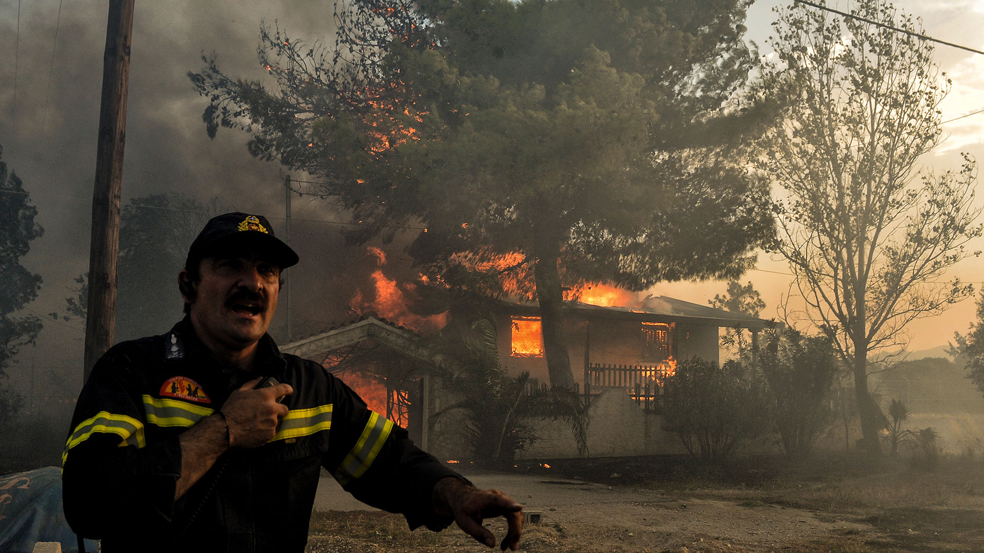 Los bomberos luchan para contener las llamas (AFP)
