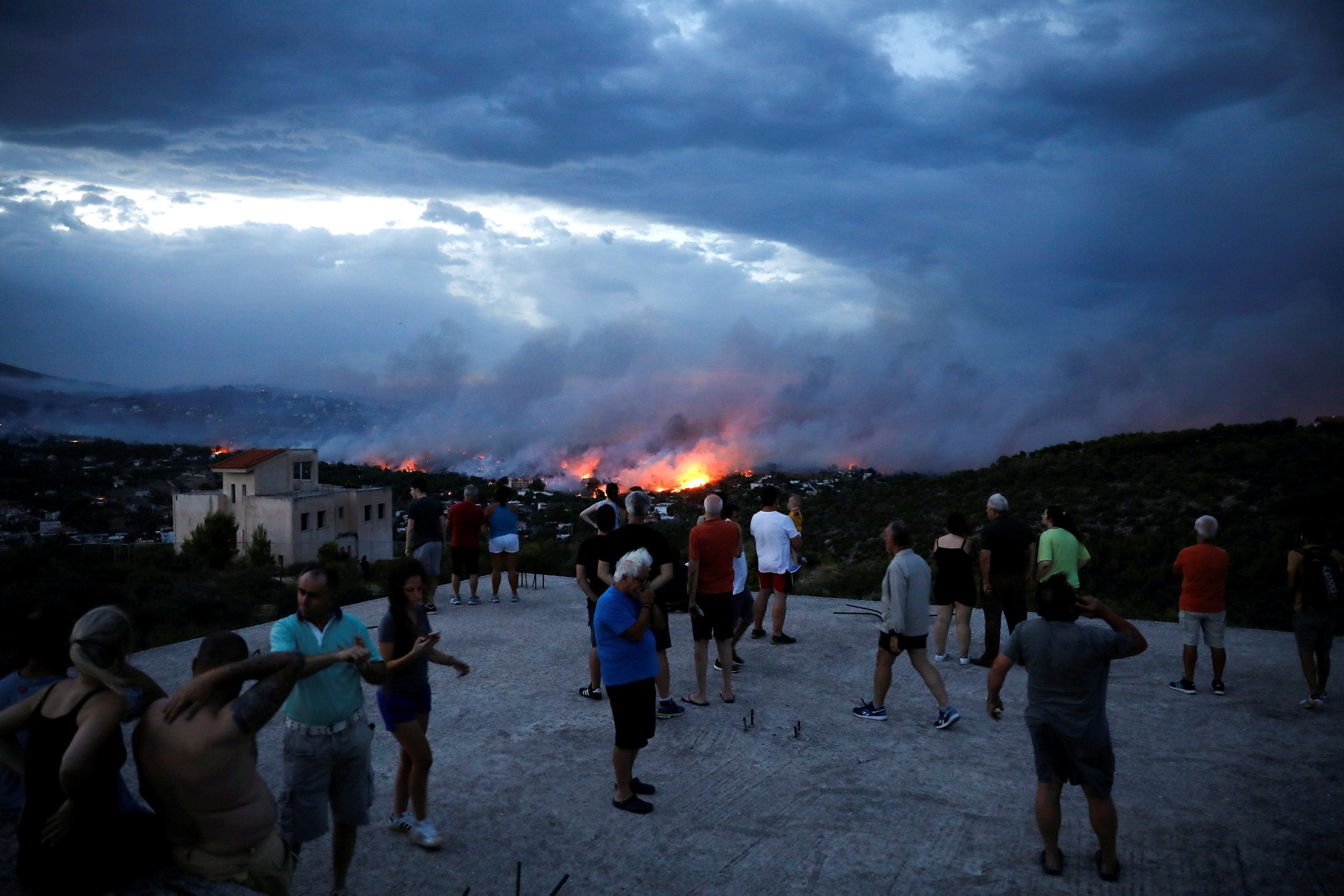 La gente observando el incendio en Rafina (Reuters/ Alkis Konstantinidis)