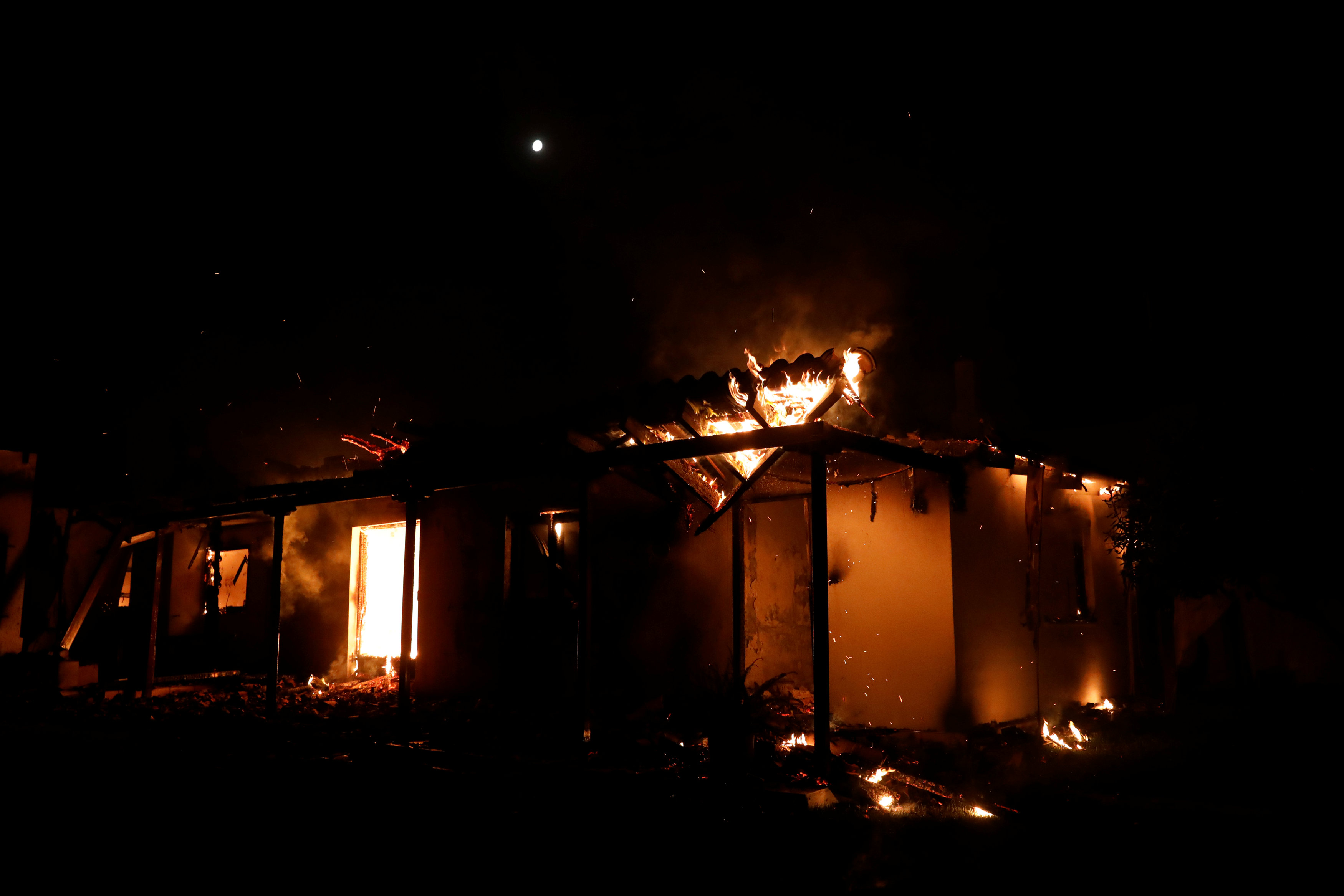 Una vivienda incendiada en Mati (Reuters/ Alkis Konstantinidis)