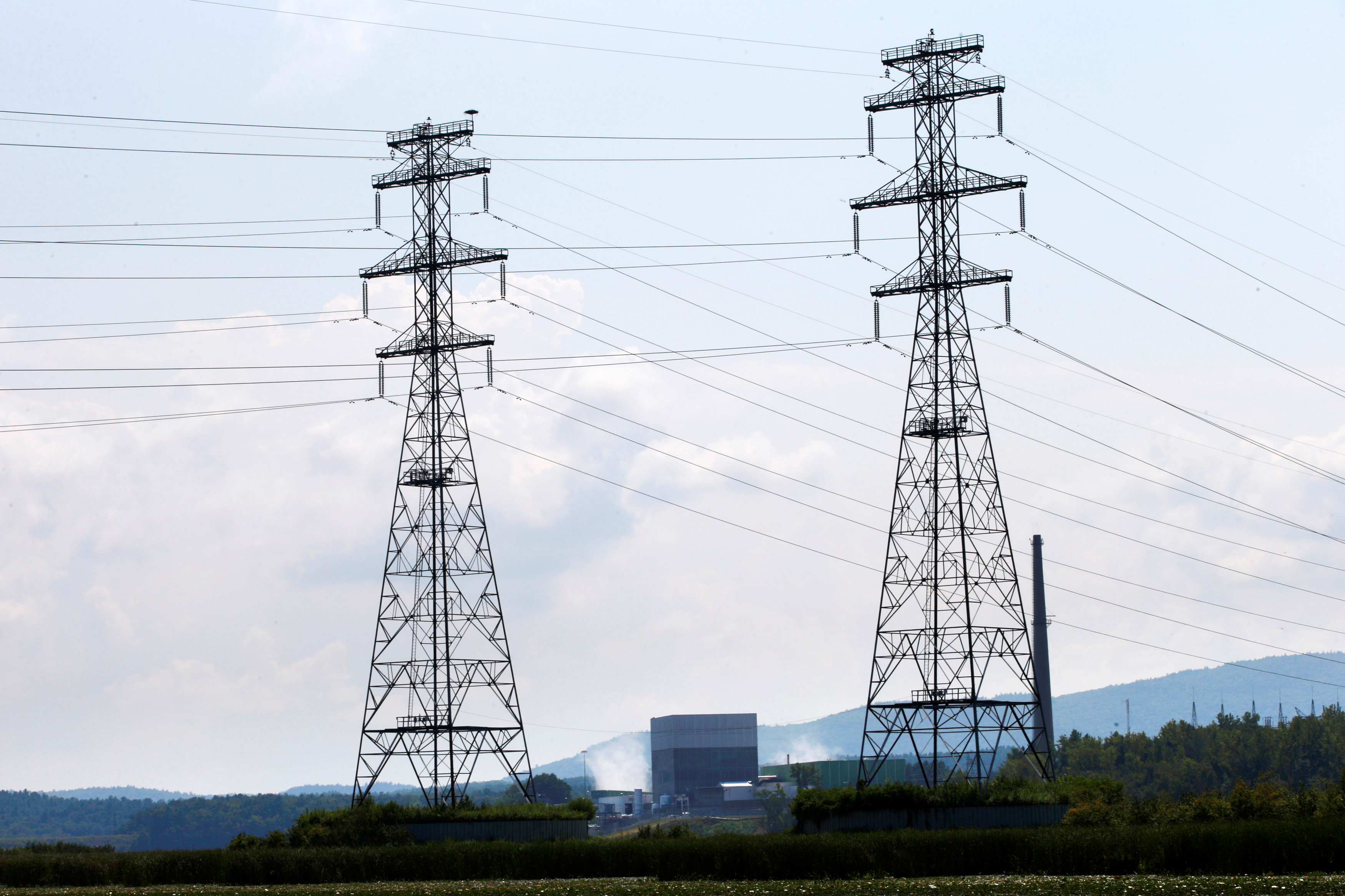 Torres de alta tensión provenientes de una planta de energía nuclear en Vermont, Estados Unidos (Reuters)