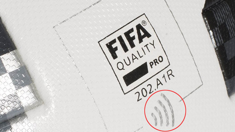 El balón lleva un logotipo que indica la presencia de un chip