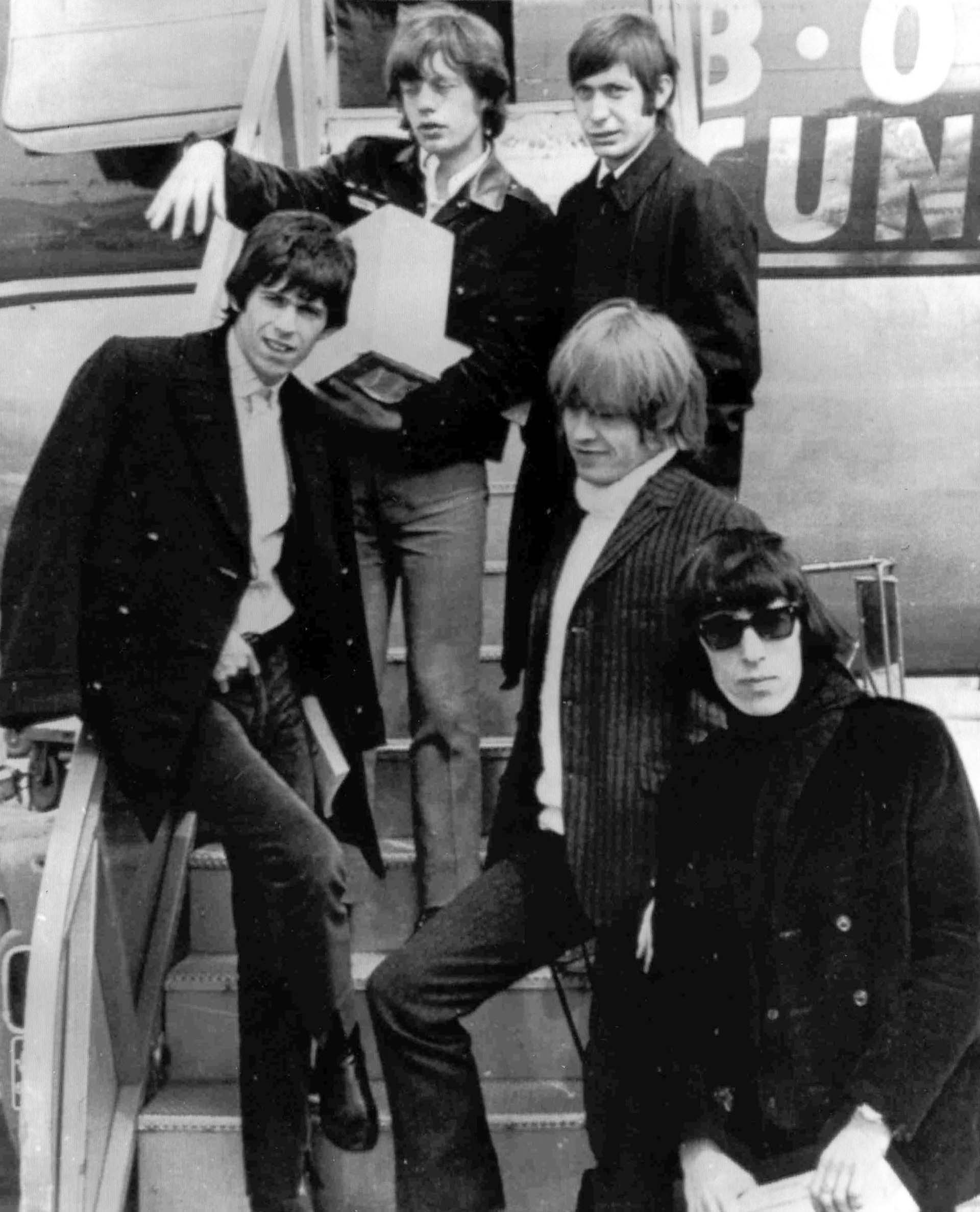 April 22, 1965 file photo, British rock and roll group, The Rolling Stones, arrive at Montreal Airport. El 22 de abril de 1965, The Rolling Stones llega al aeropuerto de Montreal.