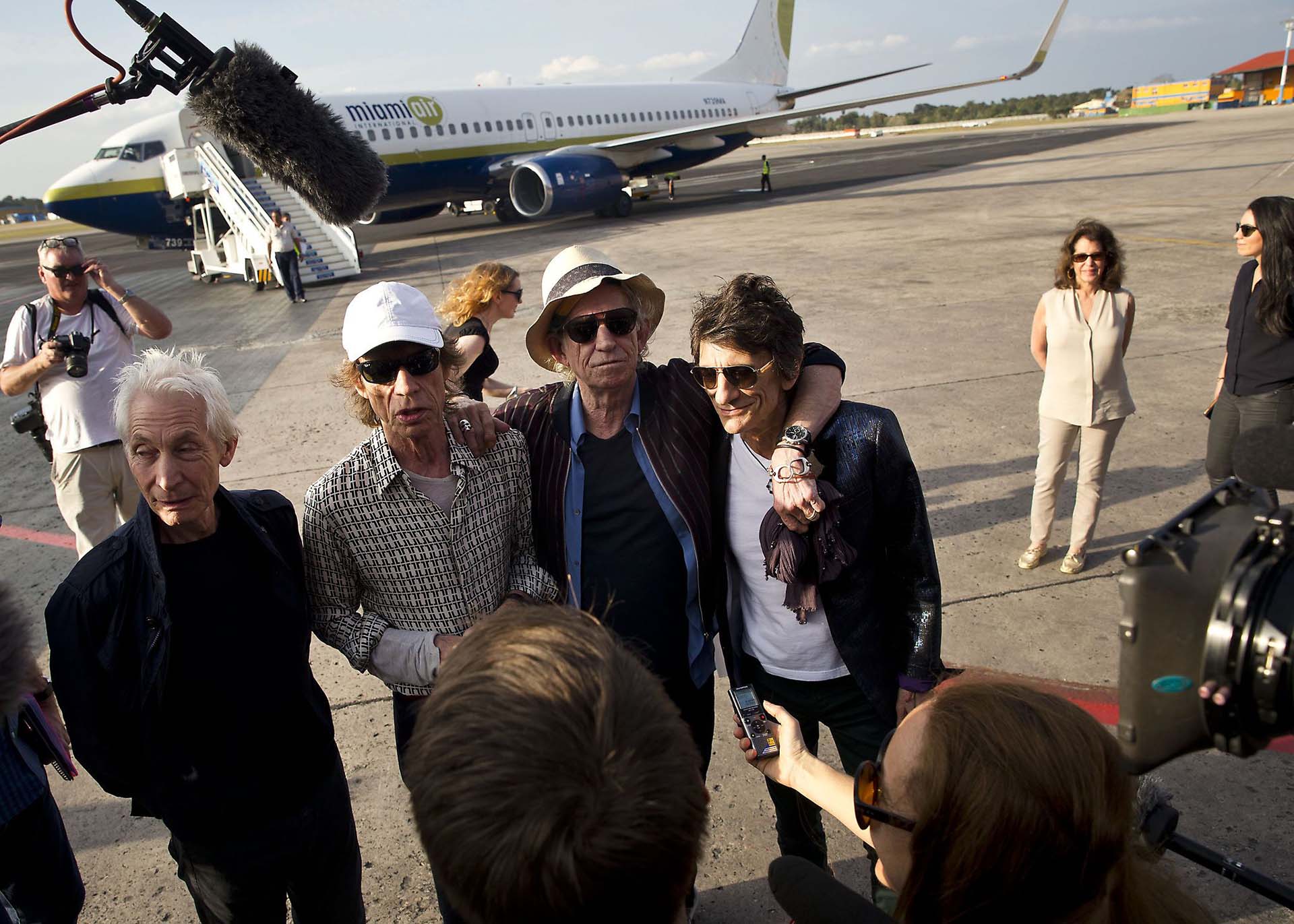 La banda habla con periodistas a su llegada al aeropuerto internacional José Martí en La Habana, Cuba, el jueves 24 de marzo de 2016. Los Stones realizaron en la isla un histórico concierto gratuito