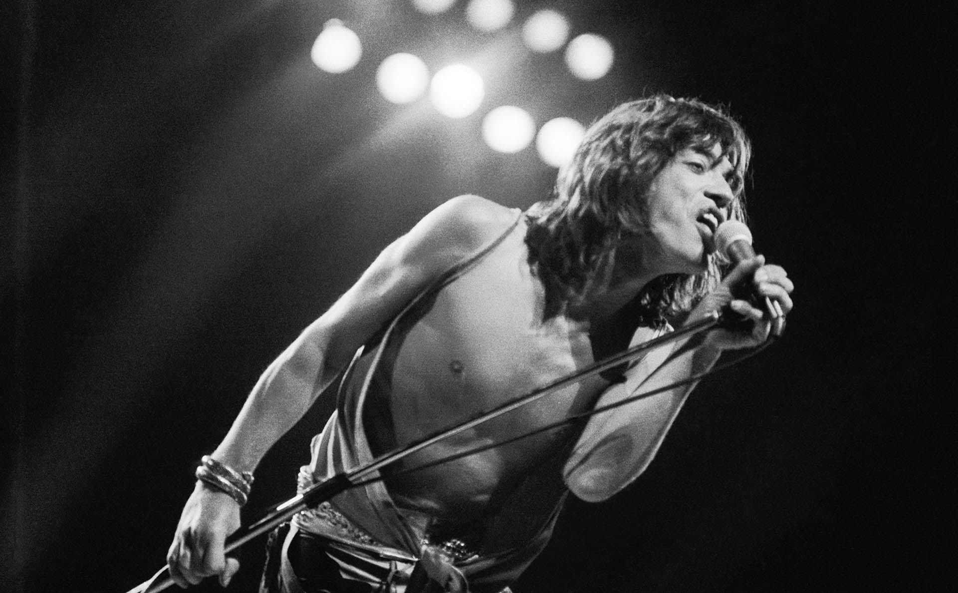 Mick Jagger actuando con los Rolling Stones en el Festival de Knebworth, Hertfordshire, el 21 de agosto de 1976.