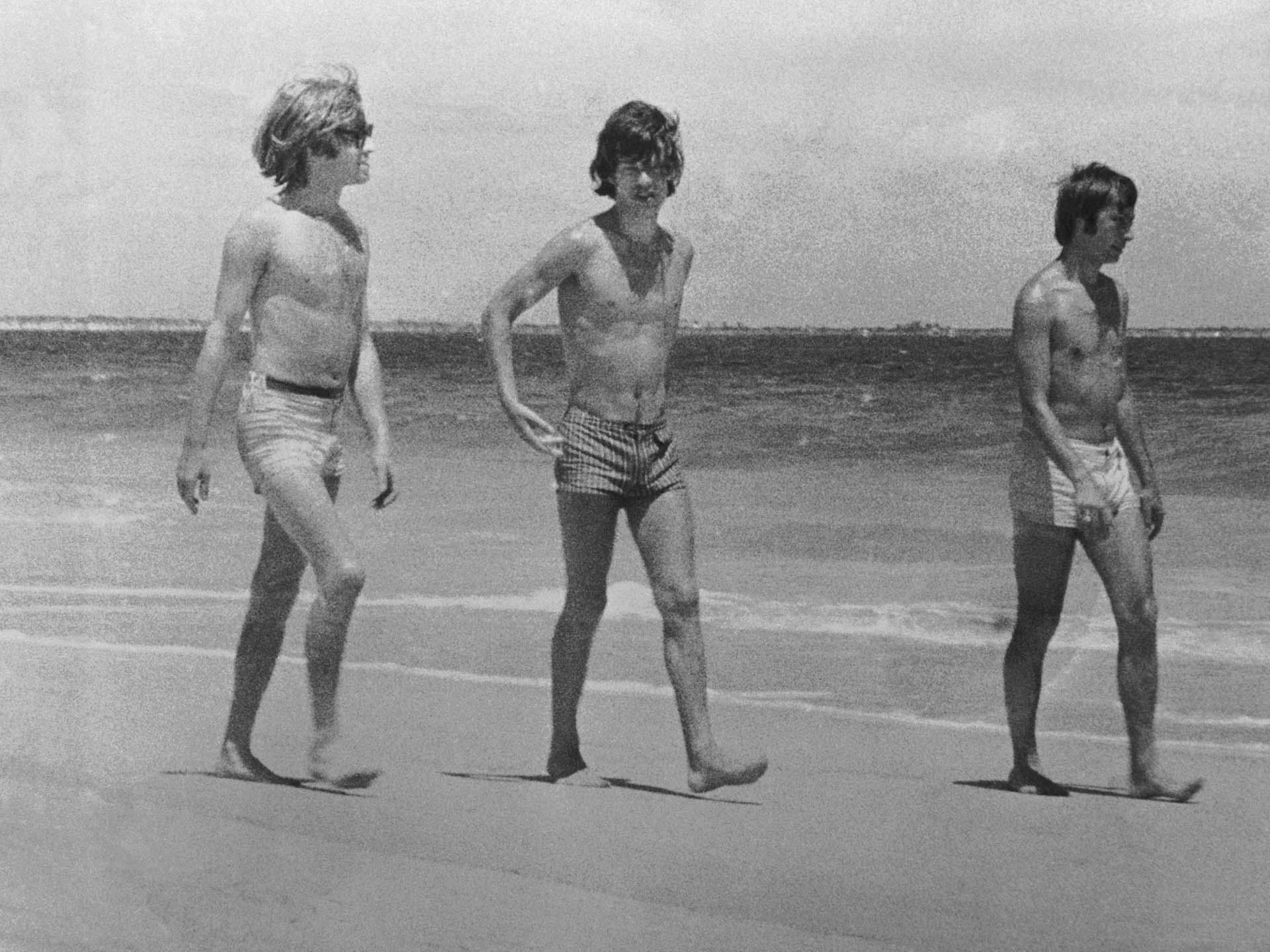 Los Rolling Stones Brian Jones, Mick Jagger y Charlie Watts en la playa en Australia, 1965.