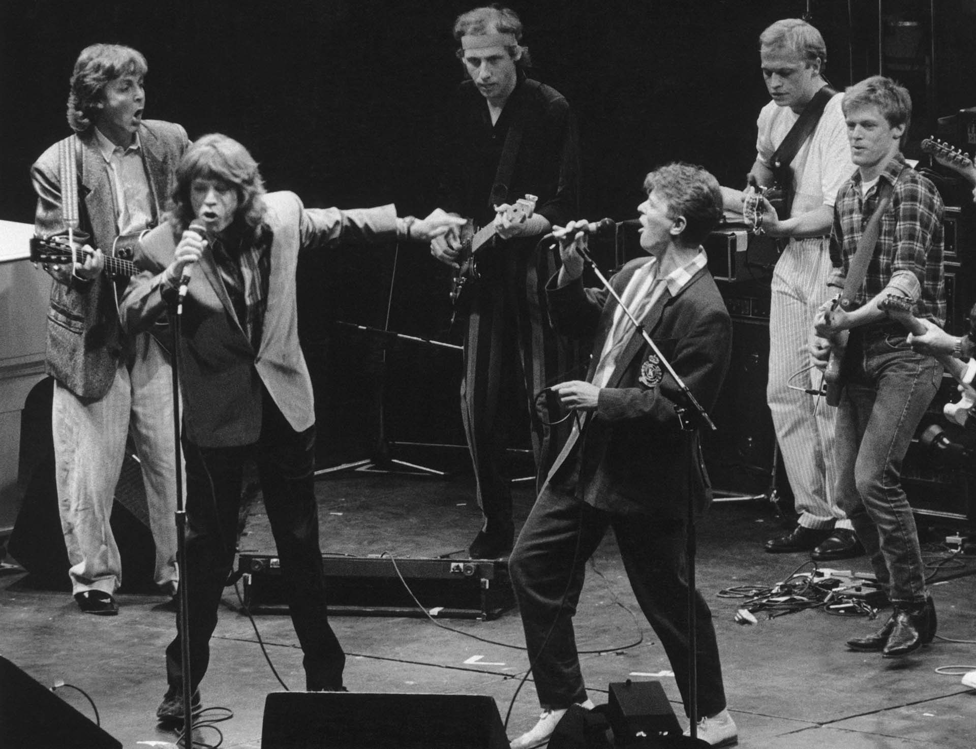 Mick Jagger y David Bowie a dúo con una banda de estrellas en el Prince’s Trust Concert, Wembley, el 23 de junio de 1986. De izquierda a derecha: Paul McCartney, Mick Jagger, Mark Knopfler, David Bowie, Mark King y Brian Adams.