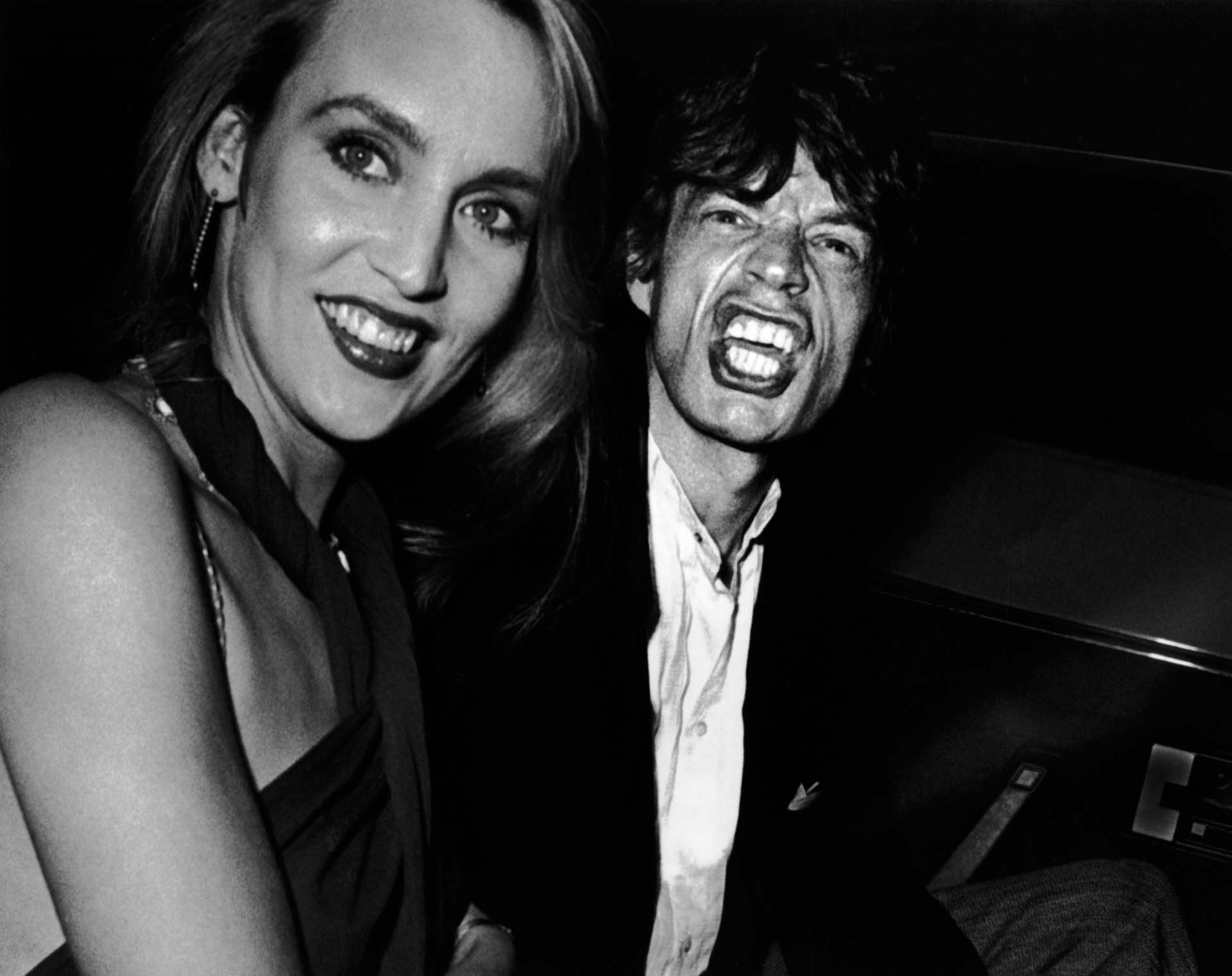 Mick Jagger  y Jerry Hall asisten a la fiesta de Reid Rogers el 19 de septiembre de 1984 en Limelight en la ciudad de Nueva York.