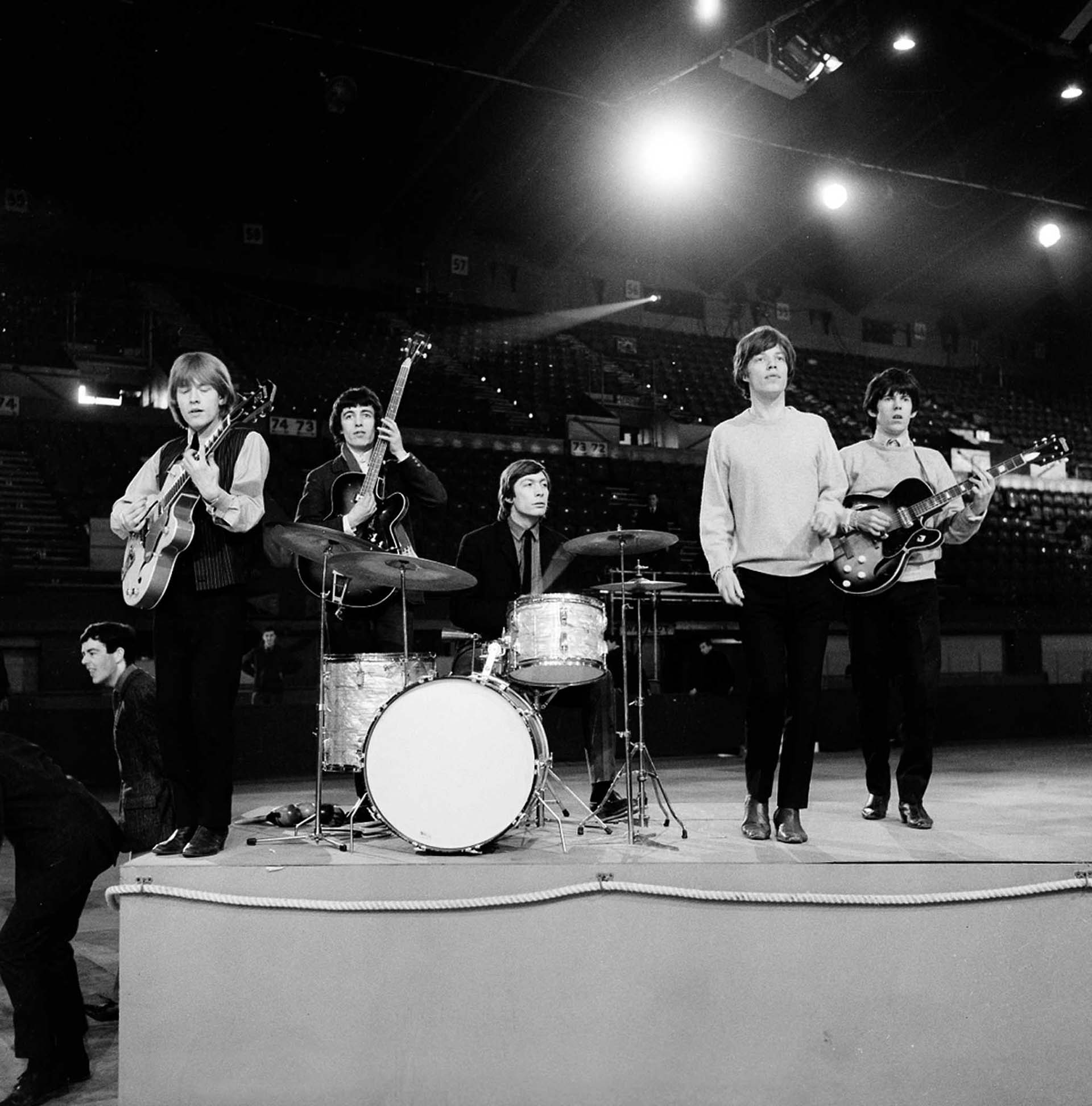 Esta foto de archivo del 8 de abril de 1964 muestra The Rolling Stones durante un ensayo en un lugar desconocido