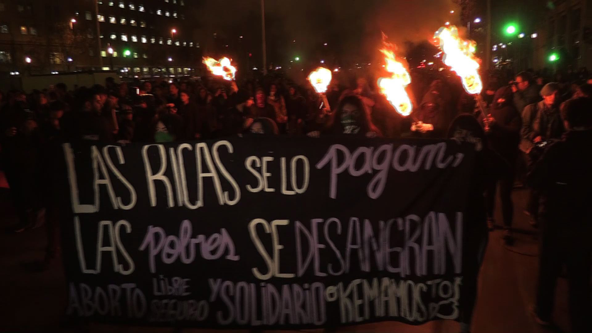 En países como Chile, las mujeres han salido a las calles a defender el derecho a decidir sobre su cuerpo (Foto: AFP)