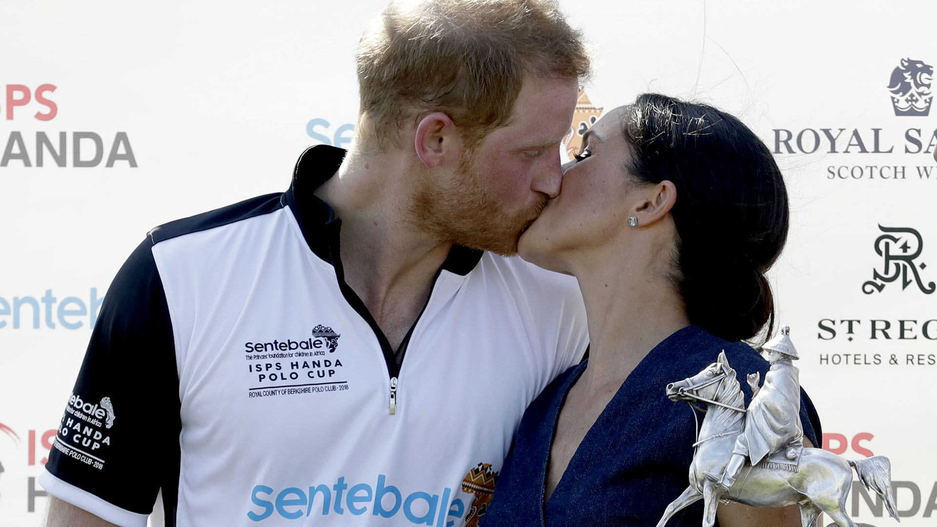 El beso del triunfo (o fuera del protocolo) de los Duques de Sussex por la victoria de Harry en el polo