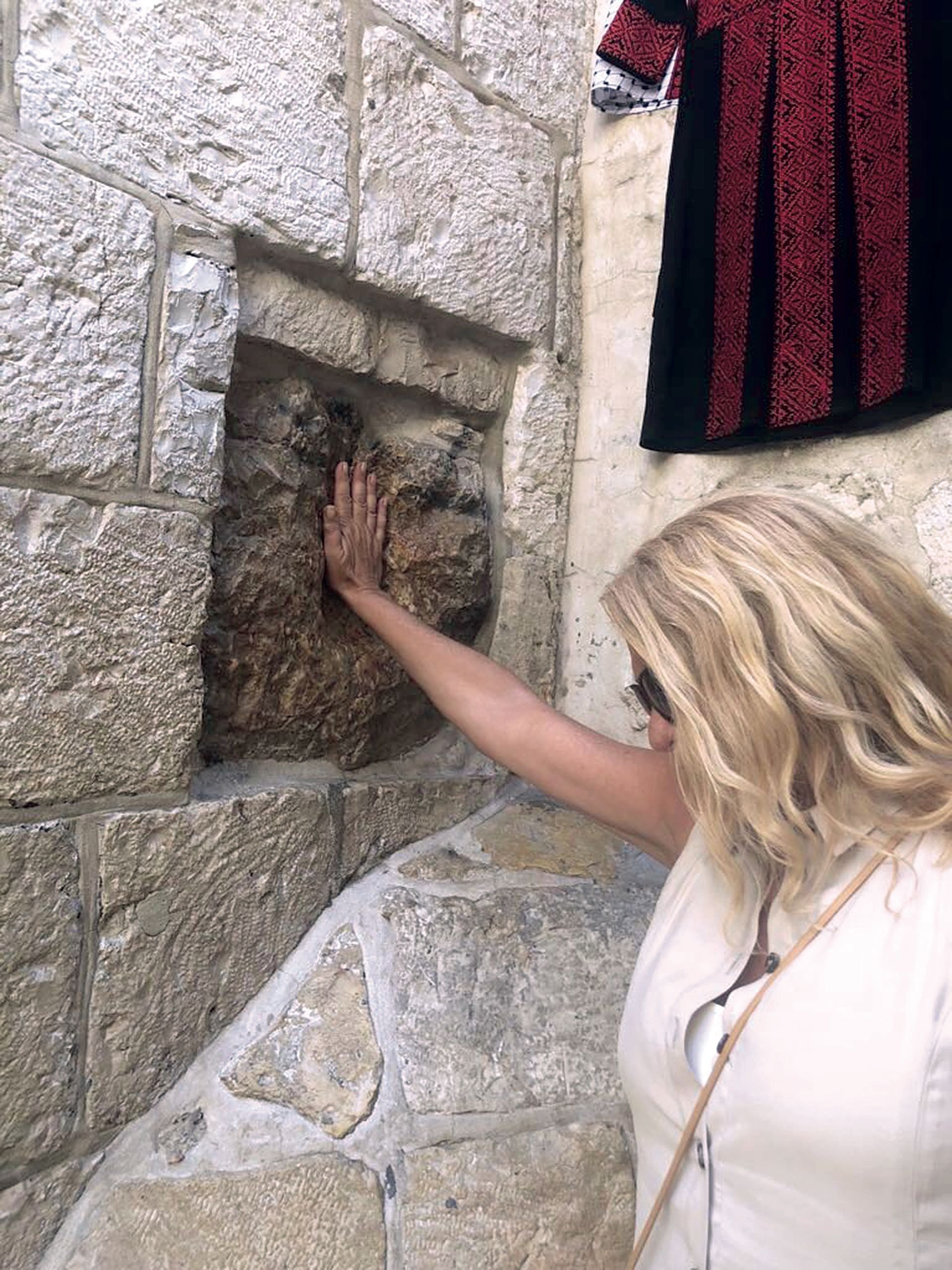 Se conmovió frente a una de las estaciones de la Via Dolorosa, donde Jesús cayó cargando la cruz.