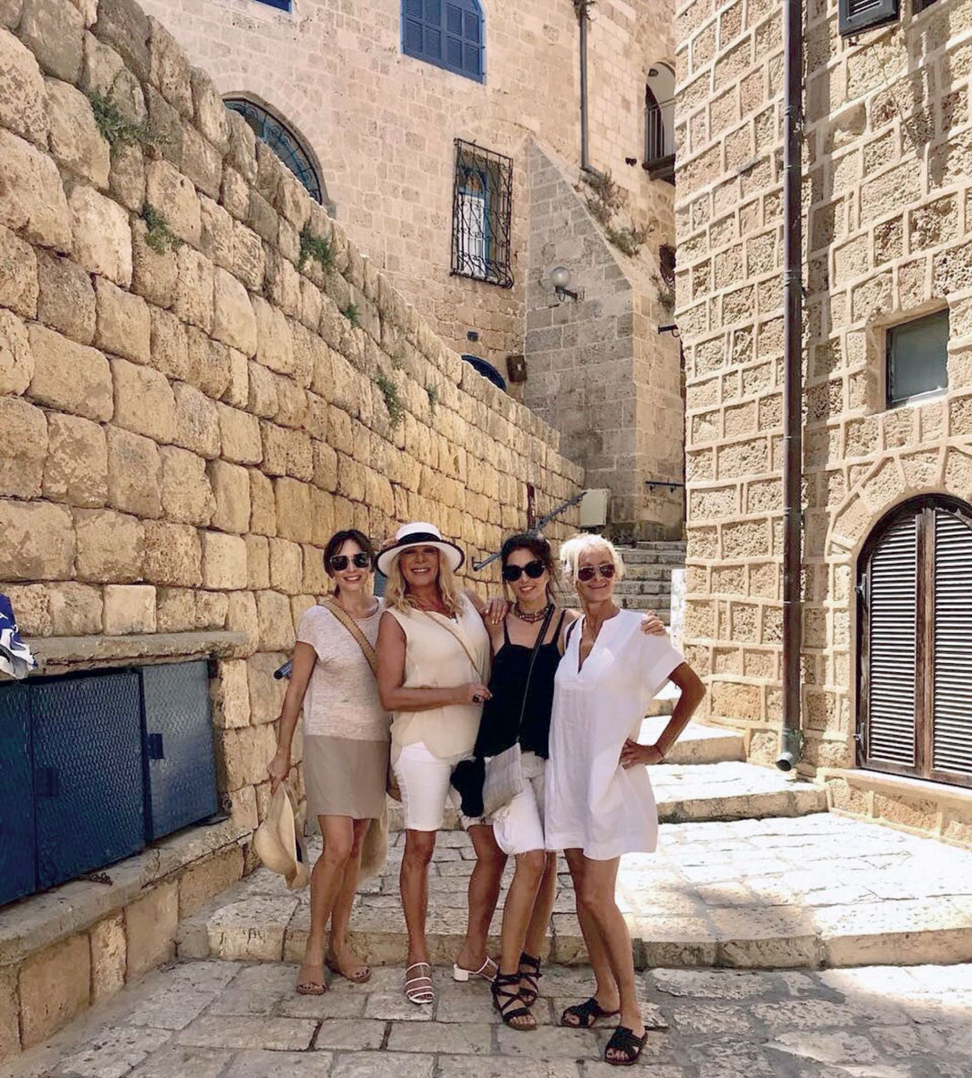 En Jaffa, el puerto antiguo de Tel Aviv, con sus amigas Fernanda Gabbanelli, Andrea Pailos y Leticia Rocco.