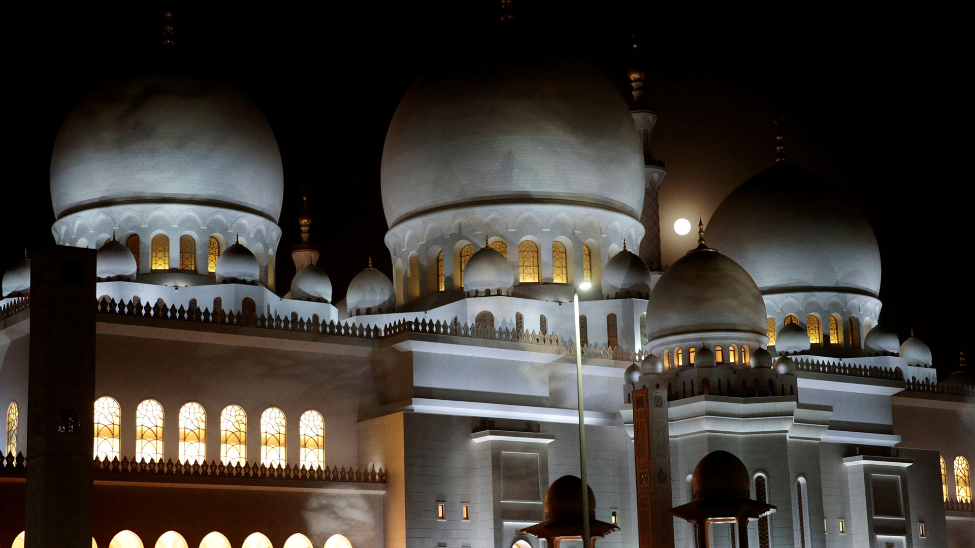 Abu Dhabi. La Luna llena entró poco a poco en la penumbra y después en la sombra para encontrarse totalmente a oscuras antes de salir progresivamente de dicha zona