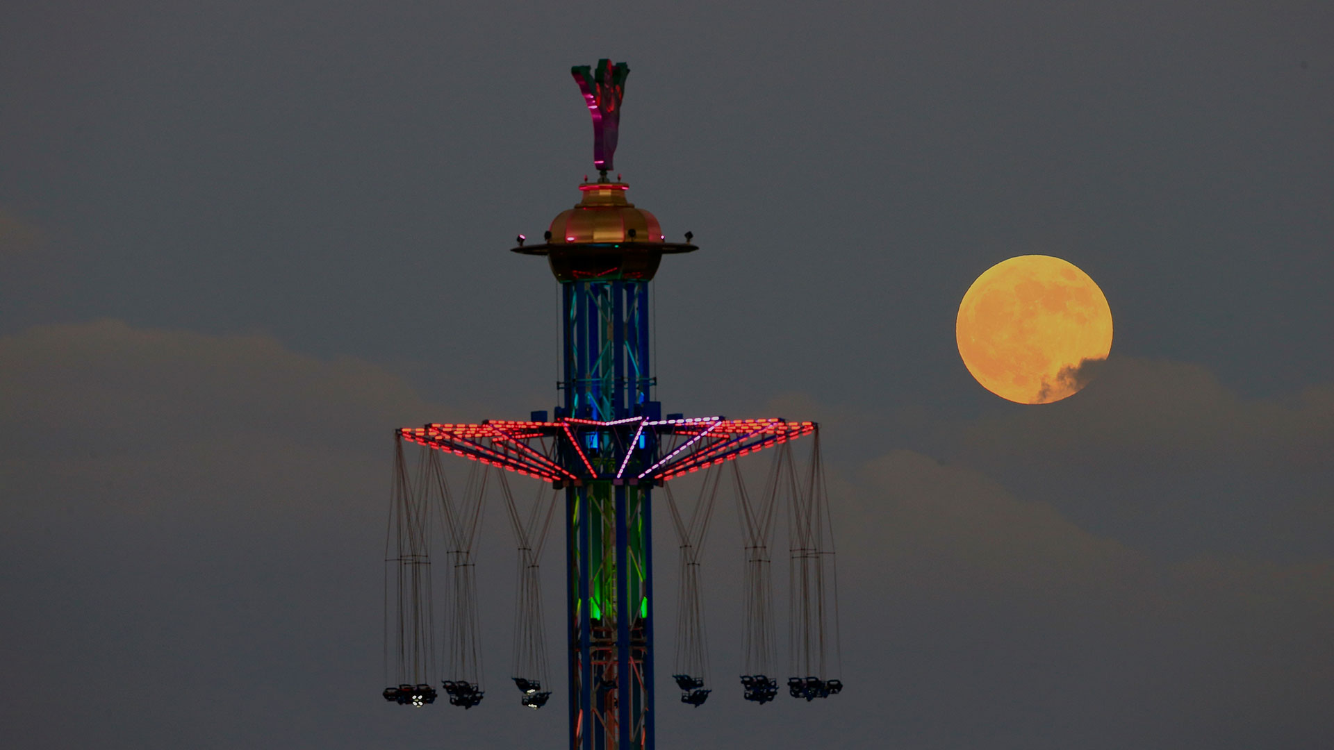 La imagen en Tel Aviv. Para que tenga lugar un eclipse lunar se necesita una alineación casi perfecta entre el Sol, la Tierra y la Luna. Así, cuando el planeta se encuentra entre la estrella y el satélite, proyecta su sombra sobre la Luna oscureciéndola