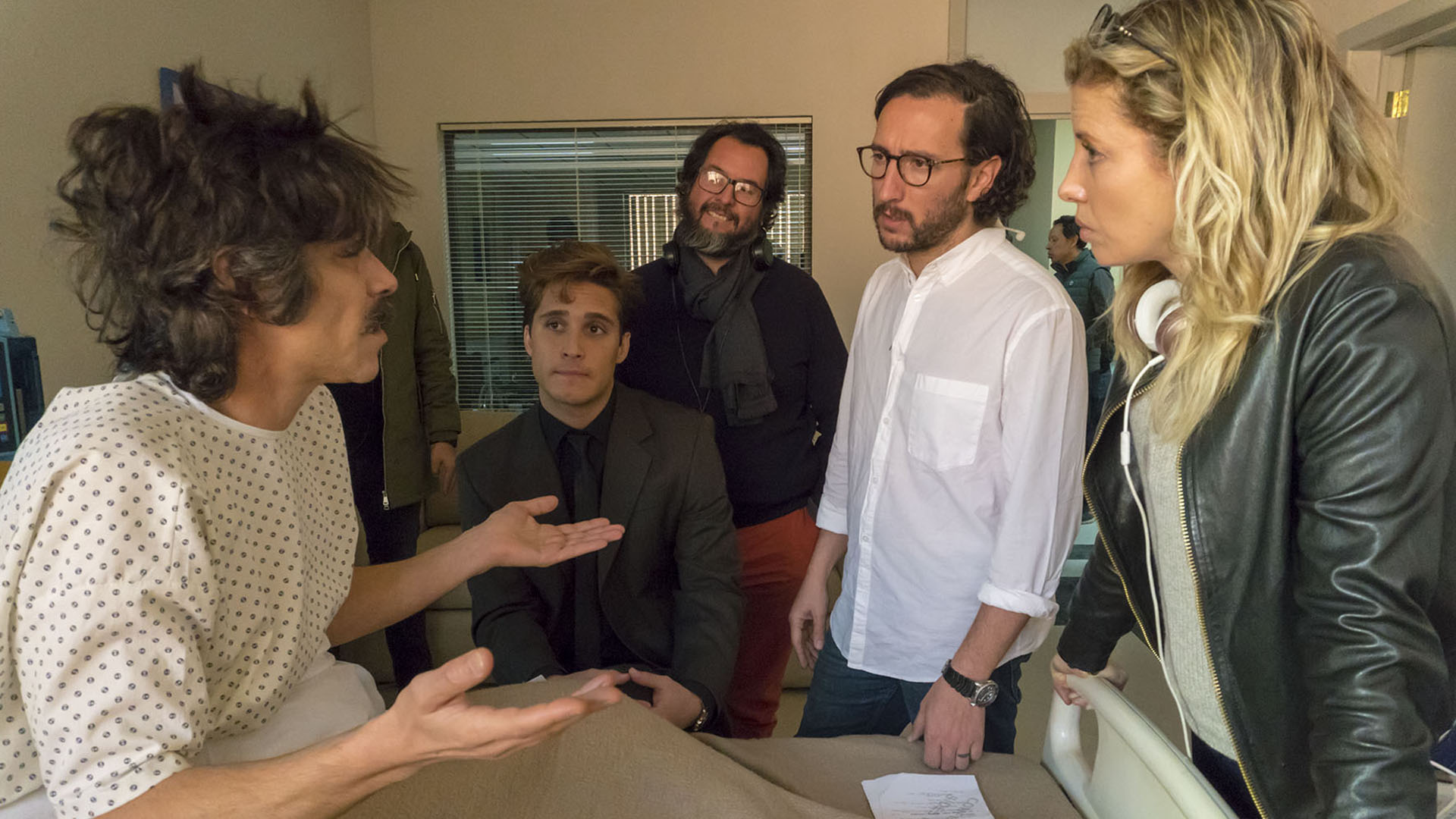 La productora Carla González Vargas dialoga con Óscar Jaenada, el español que interpreta a Luis Rey. Detrás, Diego Boneta (Luis Miguel) y los realizadores de la ficción, antes de la grabación de una escena clave de “Luis Miguel, la serie”