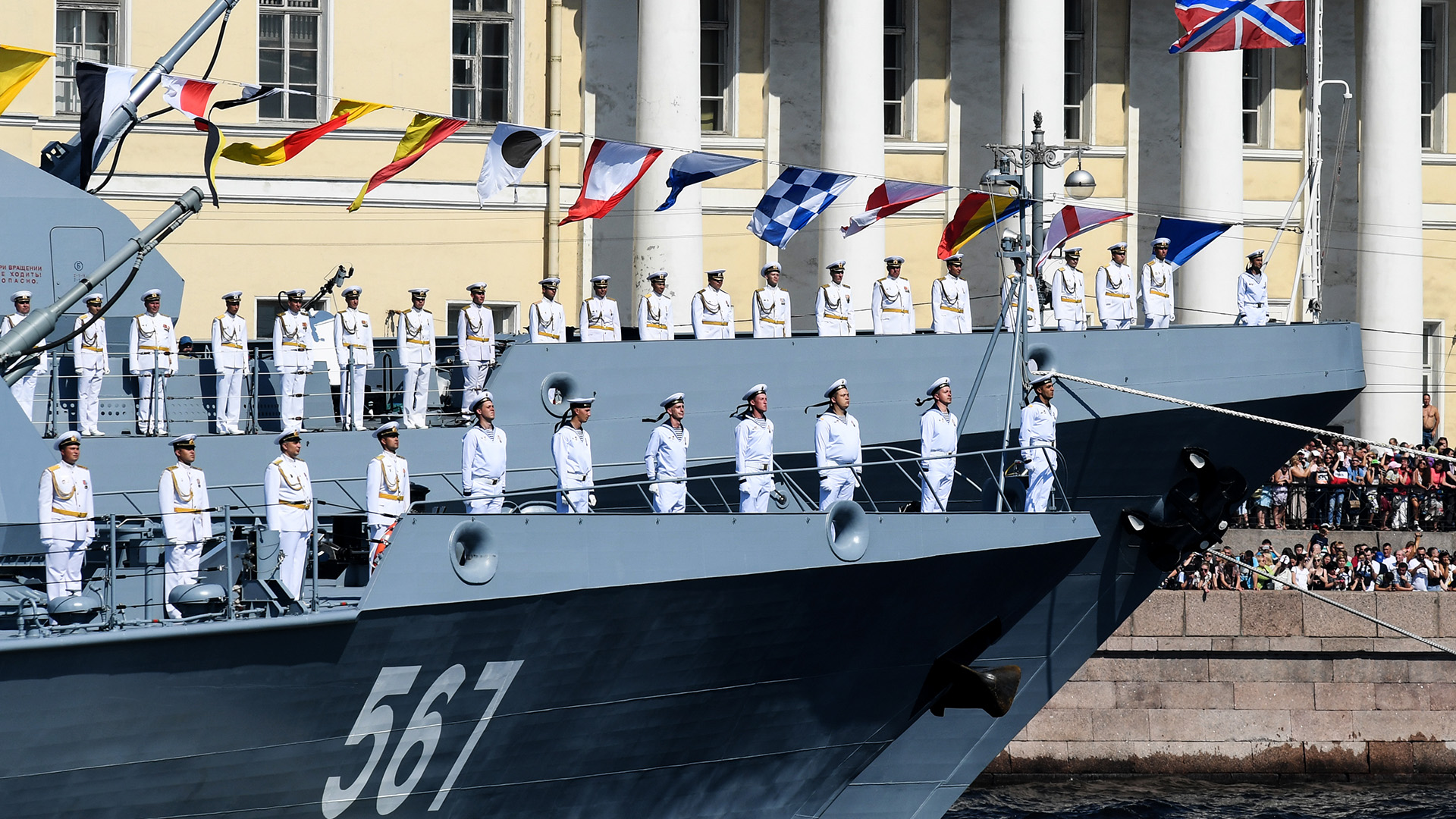 Un total de 18 novísimos barcos, entre ellos la fragata ‘Almirante Gorshkov’, el buque de desembarco ‘Iván Gren’ y el de reconocimiento ‘Iván Jurs’, desfilaron en el marco de la segunda parada naval en esta ciudad rusa desde la caída de la Unión Soviética