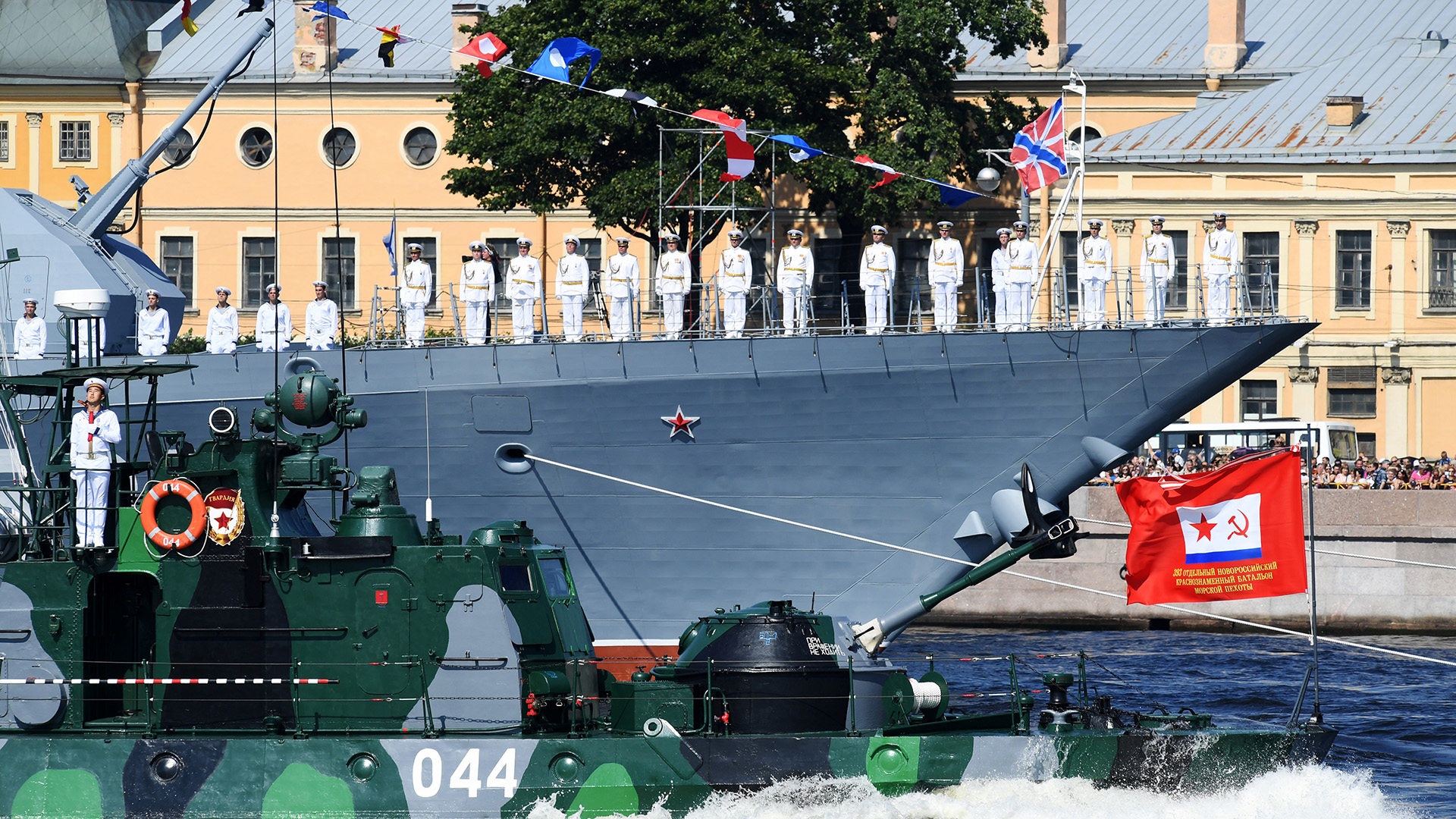 El desfile estuvo dirigido por el crucero portamisiles ruso Marshal Ustinov