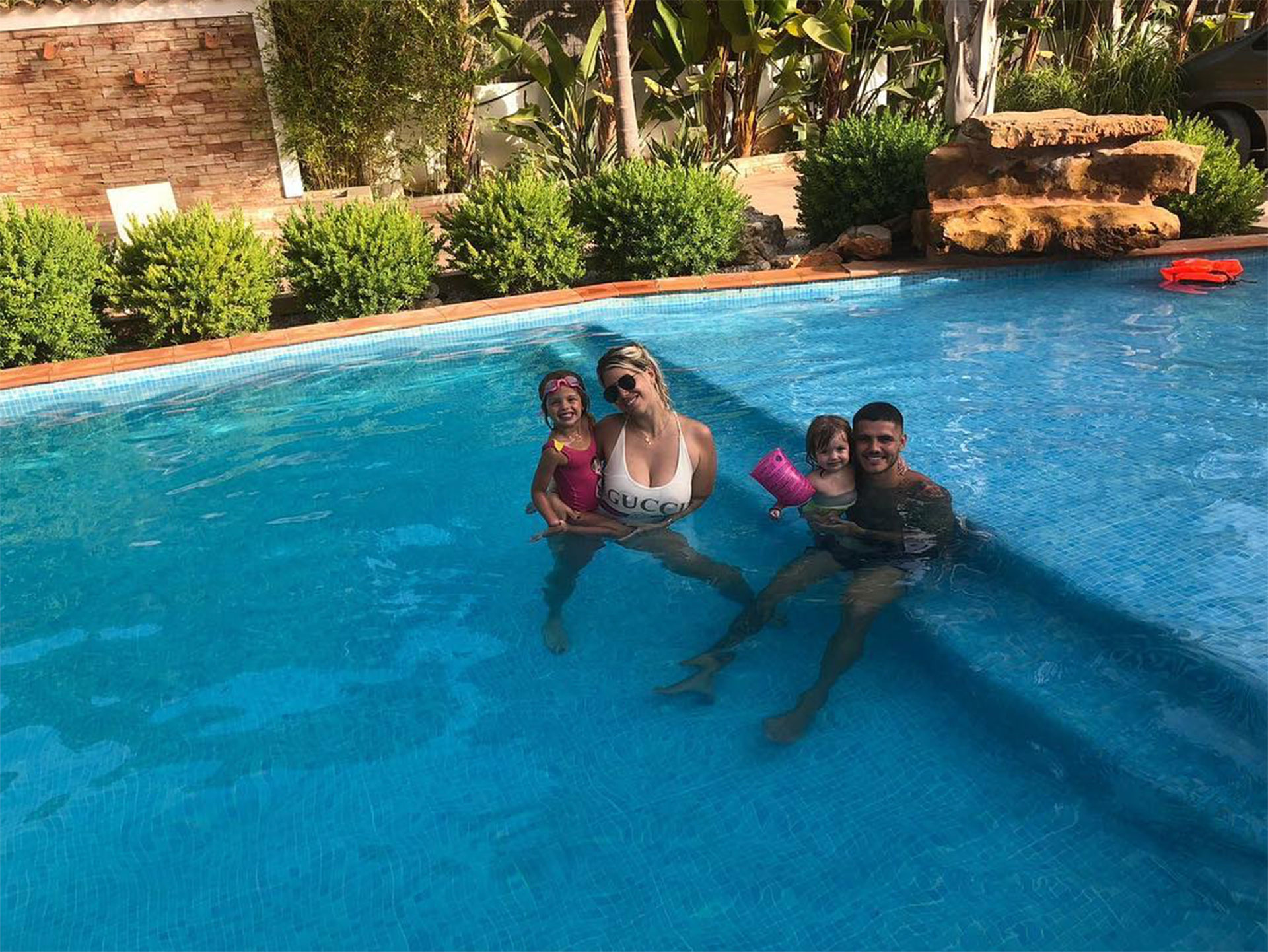 Wanda Nara y Mauro Icardi junto a Francesca e Isabella. (Foto: Instagram)