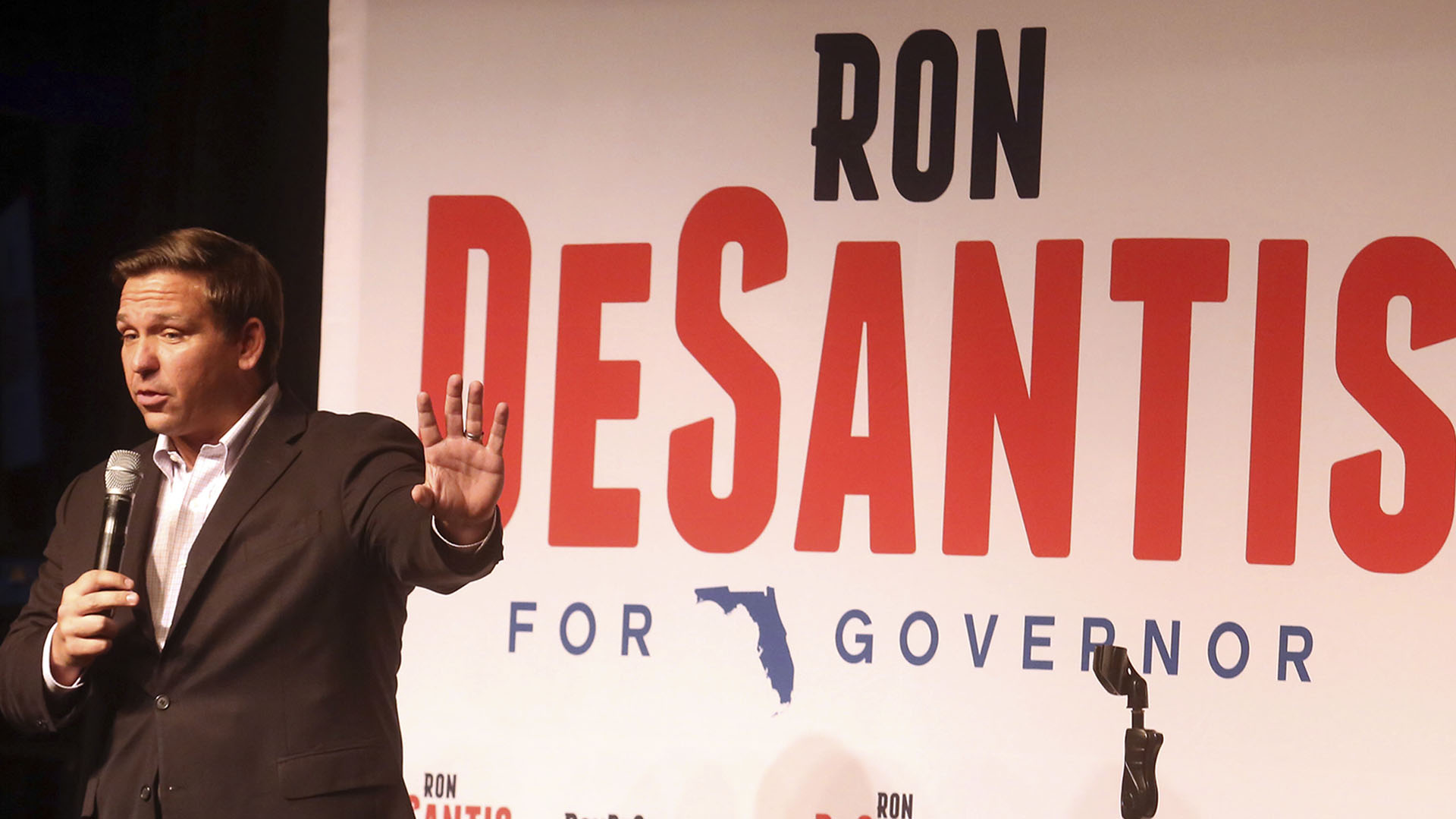 El candidato a gobernador de Florida, el representante de los Estados Unidos Ron DeSantis, habla a los simpatizantes en una reunión el miércoles 18 de julio en Orlando, Florida (Red Huber / Orlando Sentinel vía AP)