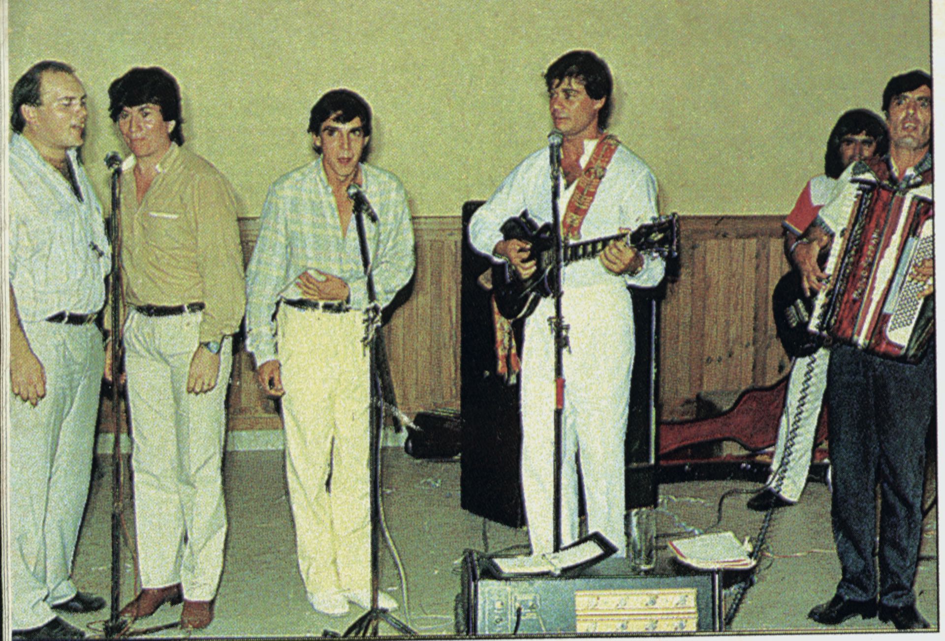 En 1979, el Chino Volpato –aún profesor de Educación Física–, guitarra en mano con sus compañeros de Los Litoraleños, conjunto folclórico que ganó un pre-Cosquínn (Foto Archivo GENTE)