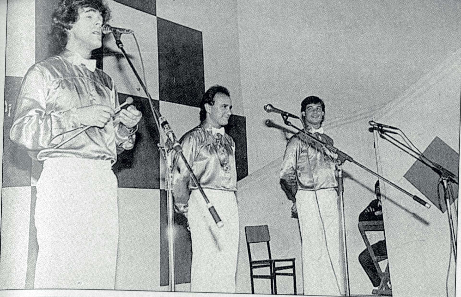Camisas de raso y pantalones blancos, en 1984 en Carlos Paz, con el espectáculo “¿De qué se ríe la hiena?”. 5. Dady y Miguel en la primera foto oficial del trío, en 1983. (Foto Archivo GENTE)