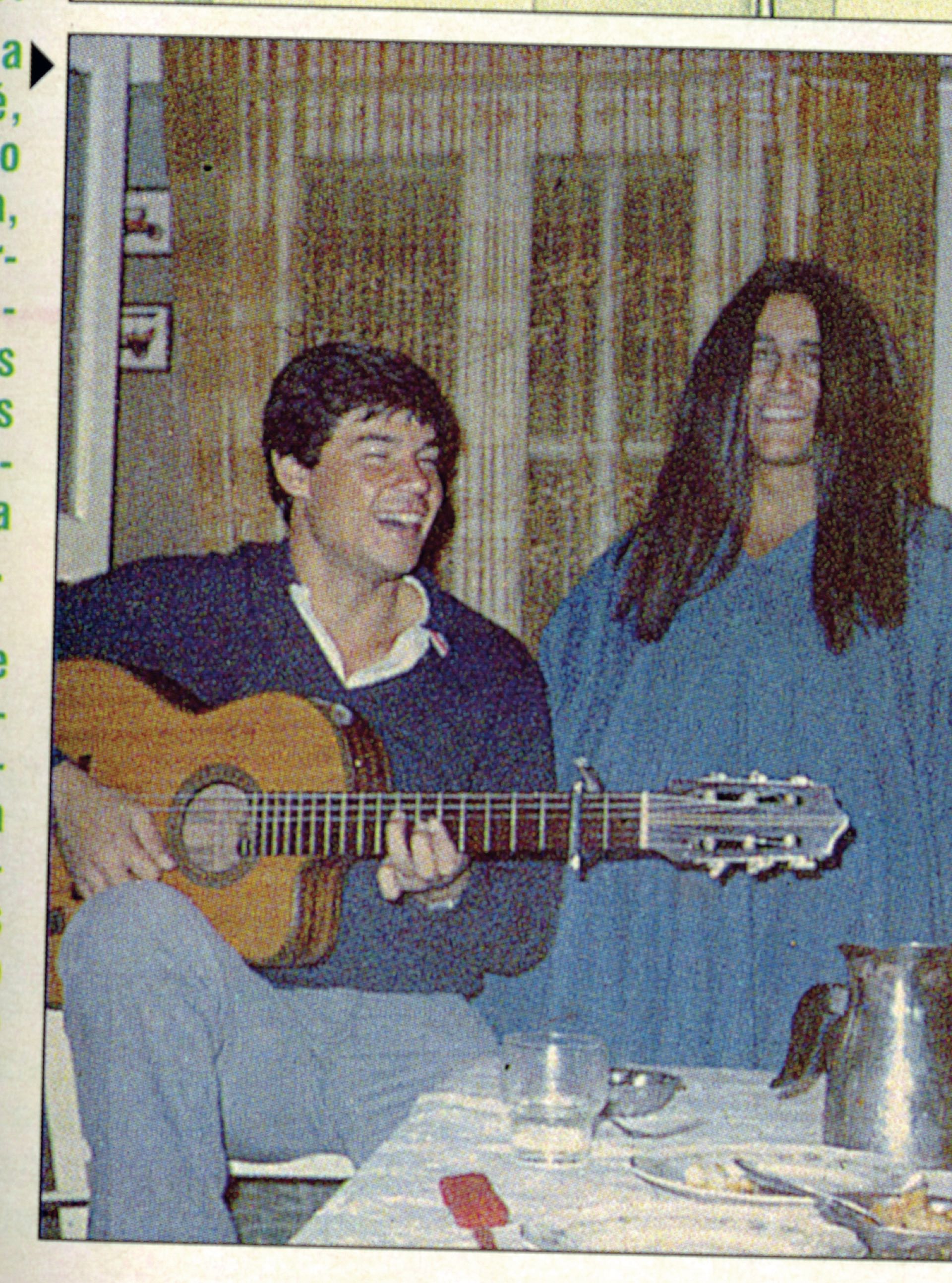 En la casa de Miguel en Santa Fe, con el Chino en guitarra, ensayando el cuadro de Mercedes Sosa. El poncho azul era un mantel de la madre de Del Sel, agujereado. (Foto Archivo GENTE)